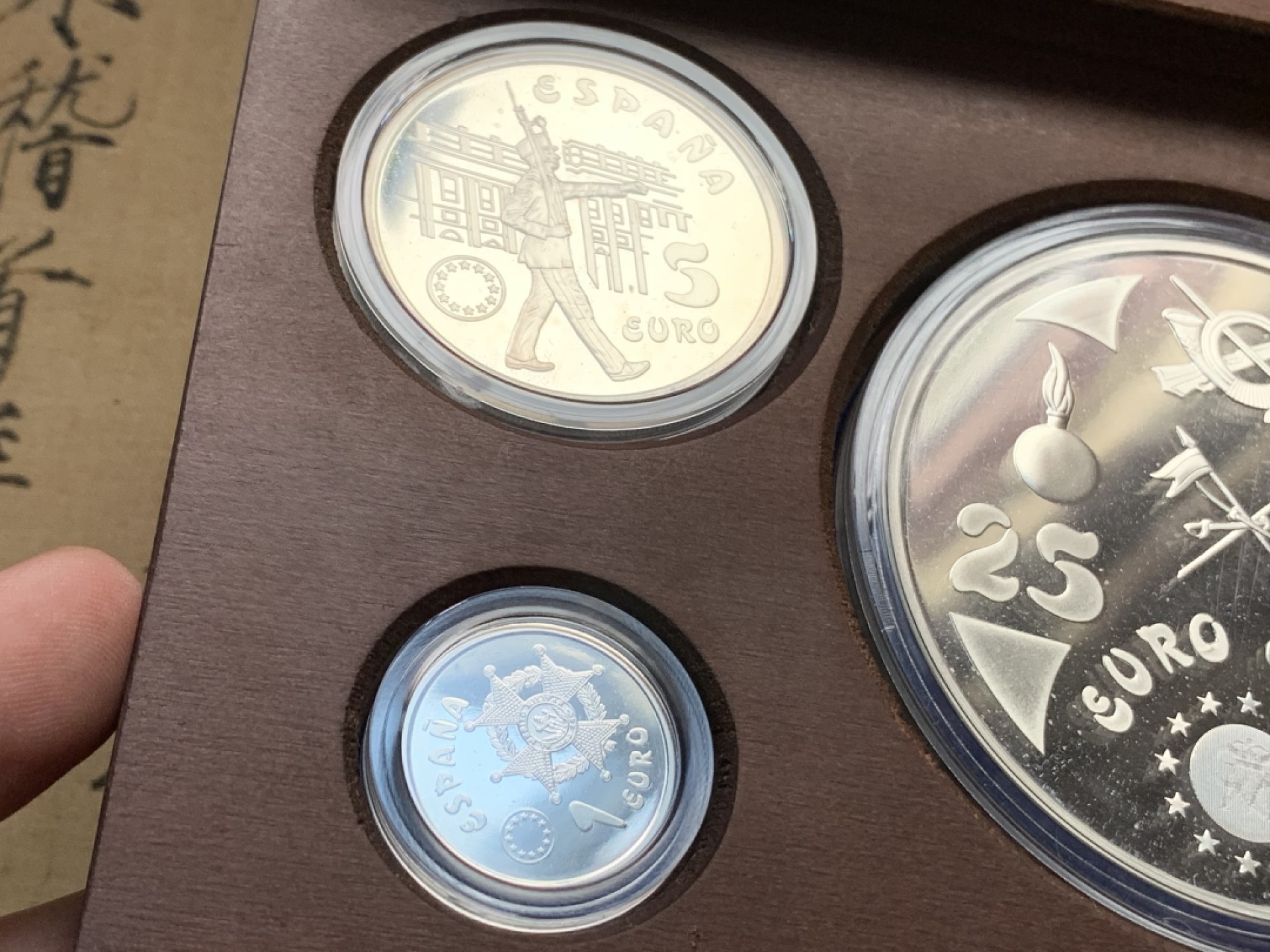 《竞宝斋》第102场-本周四 套币裸币专场（全场不限金额包邮） 原盒证书 西班牙 1998年 皇家卫队 1/5/25Euro精制大银币 6.72/33.62/168.75克 少的空位是大金币