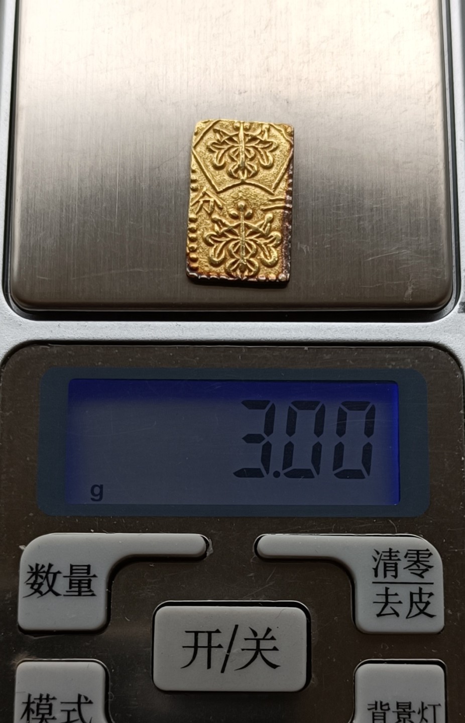 日本明治二分金，1868-69年，223金、二分判金，含纯金0.7克。近未流通 