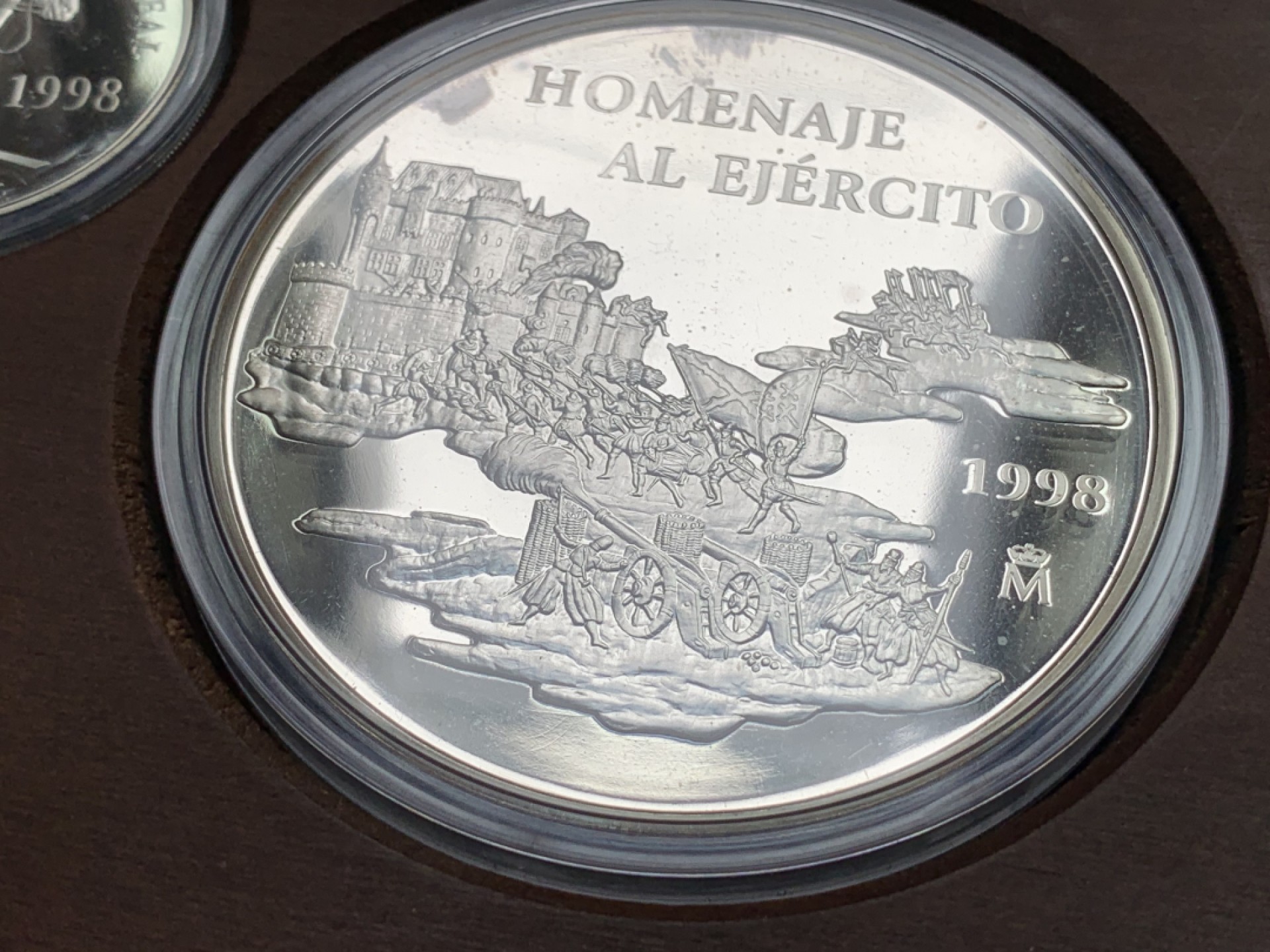 《竞宝斋》第102场-本周四 套币裸币专场（全场不限金额包邮） 原盒证书 西班牙 1998年 皇家卫队 1/5/25Euro精制大银币 6.72/33.62/168.75克 少的空位是大金币