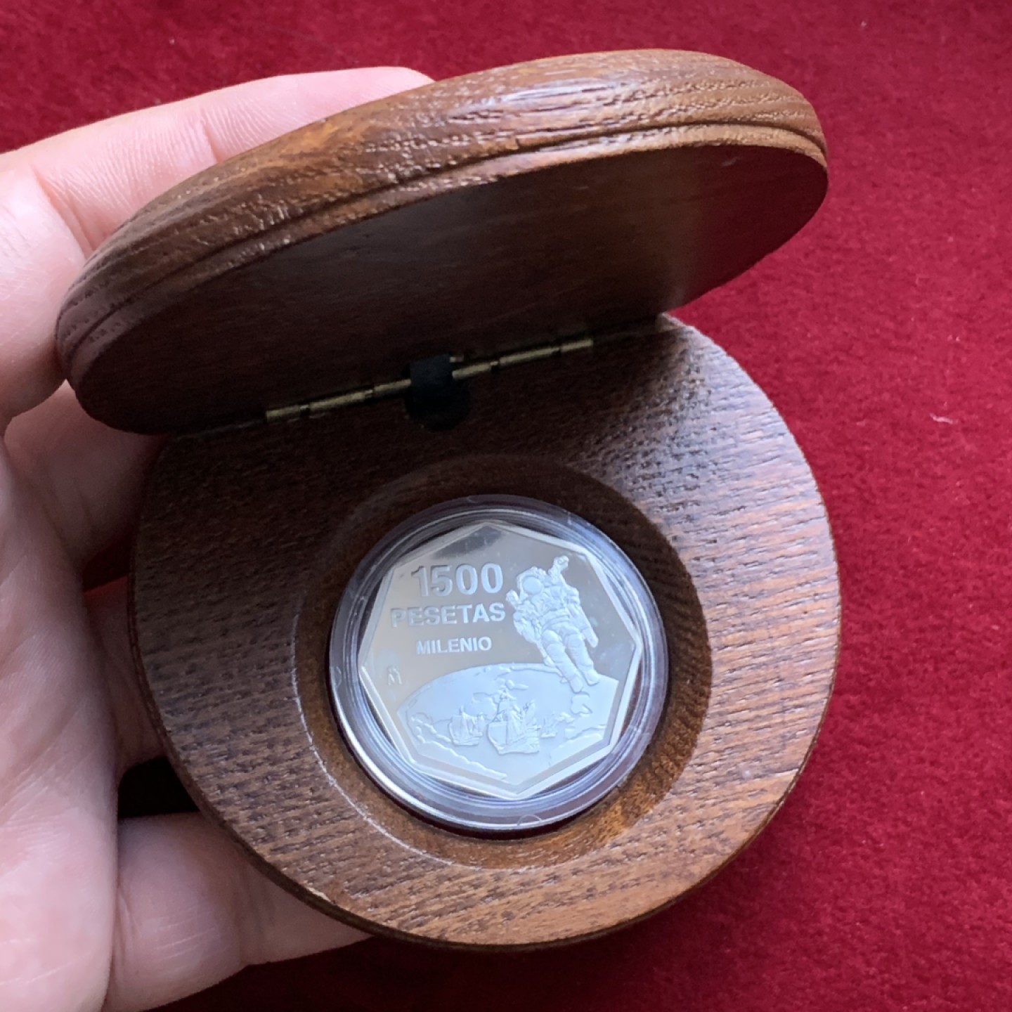 《竞宝斋》第102场-本周四 套币裸币专场（全场不限金额包邮） 原木盒 西班牙1999年 千禧年纪念 1500比塞塔精制银币 八角形 稀少品种