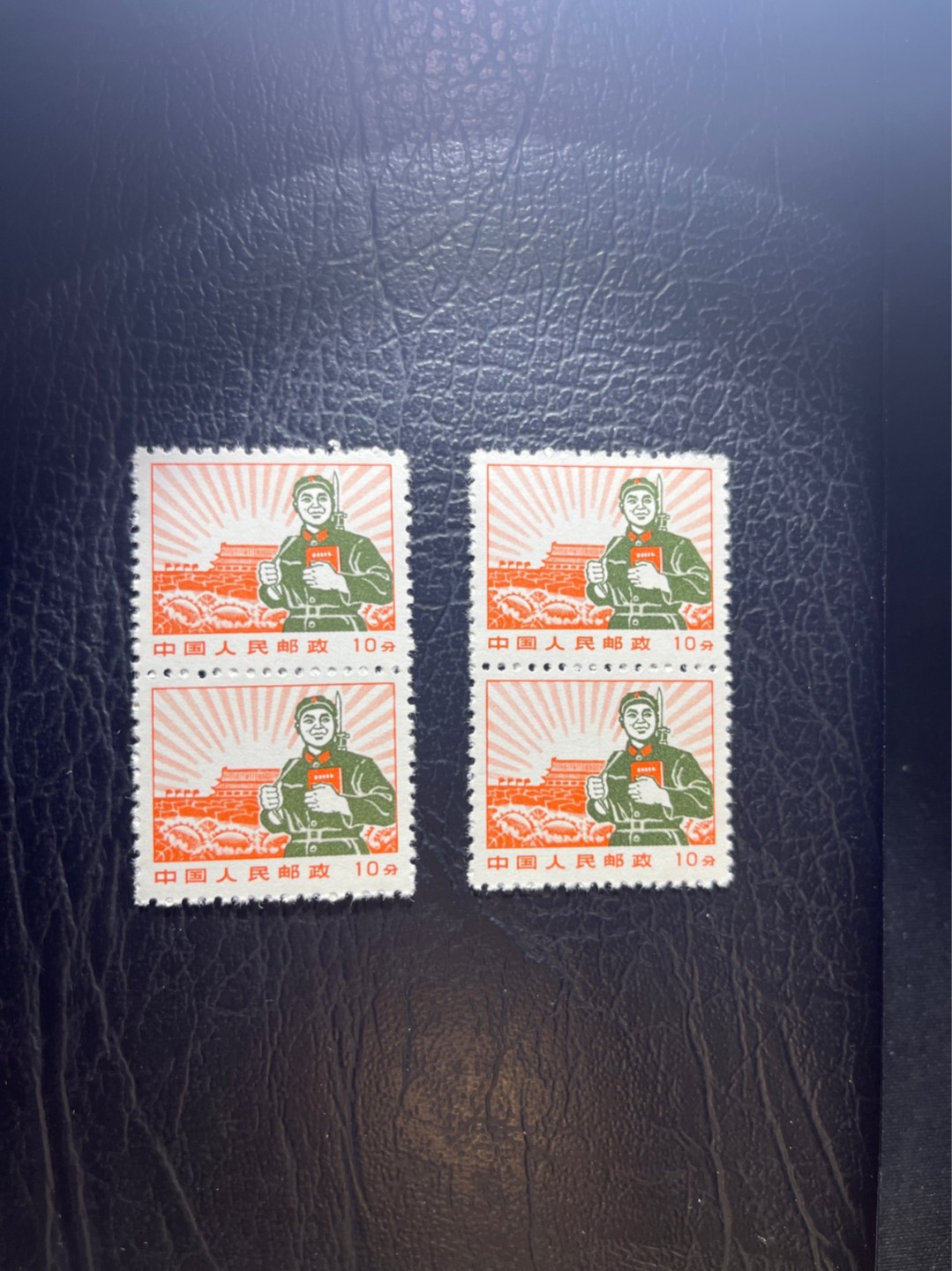 洪涛臻品 精选邮票限时拍卖第五十六期 普无号  10分解放军  2连2组共4枚，收藏级品相一组，版撕嘎嘎绝，光芒四射，正红背白，非常漂亮，集邮册中必不可少的一组，版撕精品小票，多多益善，价值洼地，全品可评级，所有拍品包过灯，注意捡漏