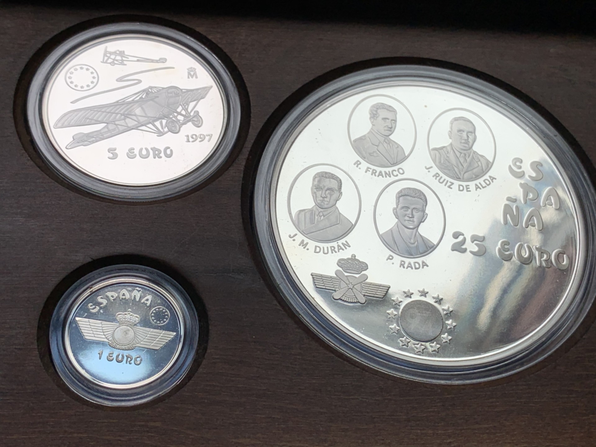 《竞宝斋》第102场-本周四 套币裸币专场（全场不限金额包邮） 原盒证书 西班牙 1997年 战斗机纪念 1/5/25Euro精制大银币 6.72/33.62/168.75克 少的空位是大金币