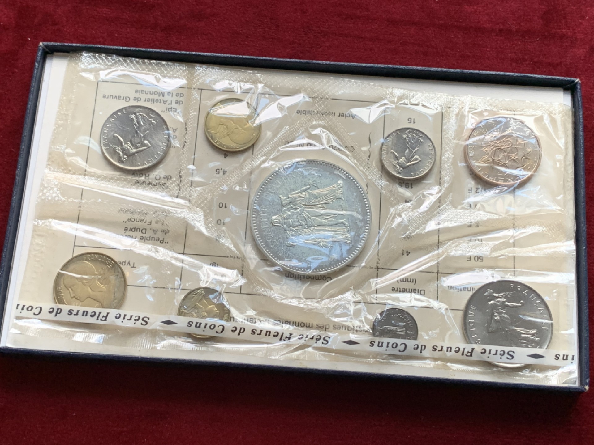 《竞宝斋》第102场-本周四 套币裸币专场（全场不限金额包邮） 原盒证书 法国1974年 封装九枚套 其中50法郎大力神是大银币 全套少见