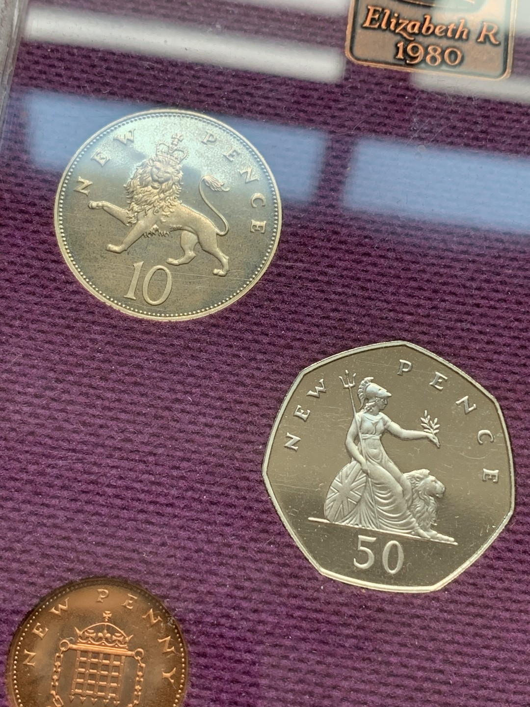 《竞宝斋》第102场-本周四 套币裸币专场（全场不限金额包邮） 英国 1980年 六枚套+一枚章 封装精制币 不同面值