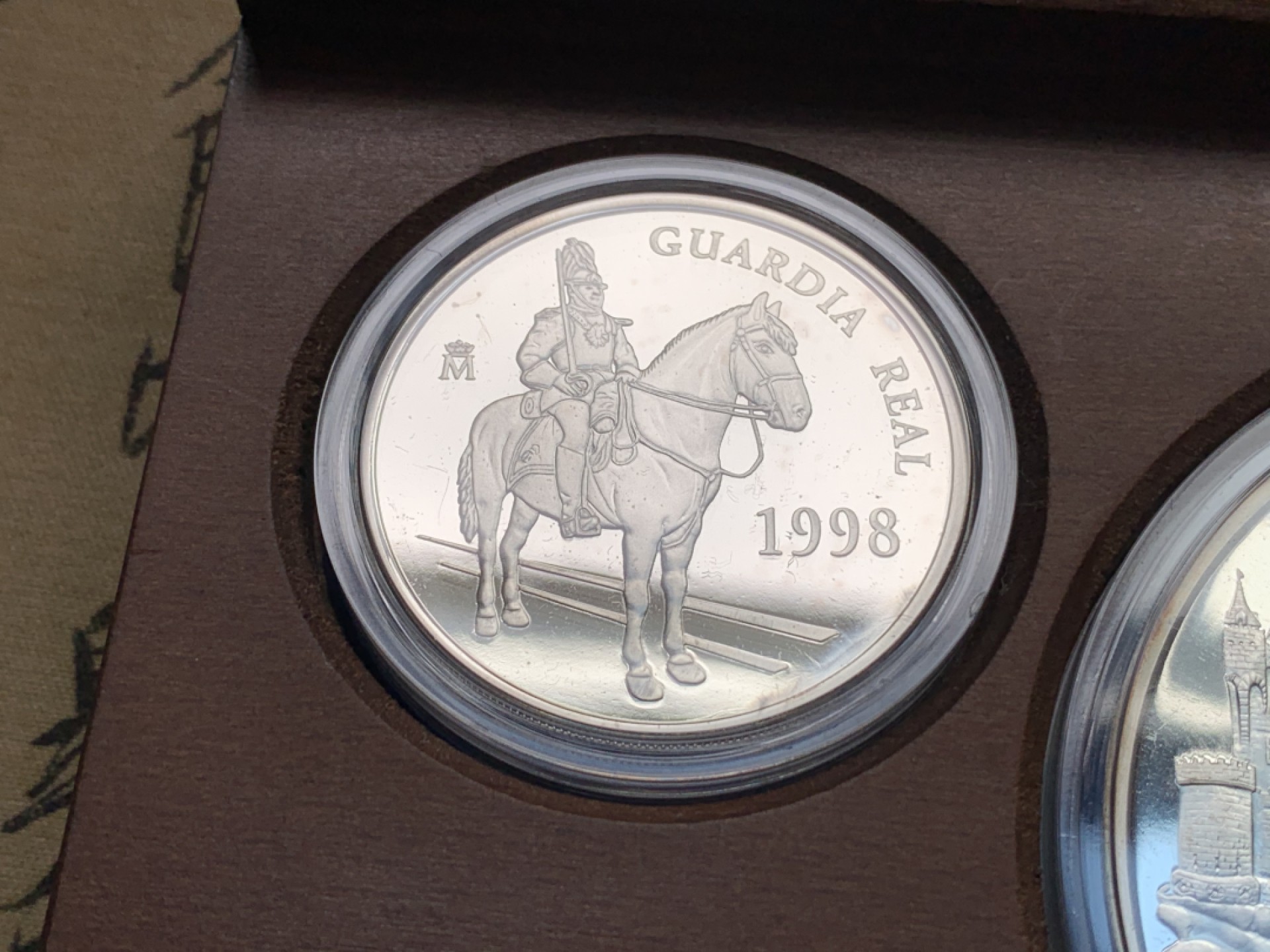 《竞宝斋》第102场-本周四 套币裸币专场（全场不限金额包邮） 原盒证书 西班牙 1998年 皇家卫队 1/5/25Euro精制大银币 6.72/33.62/168.75克 少的空位是大金币