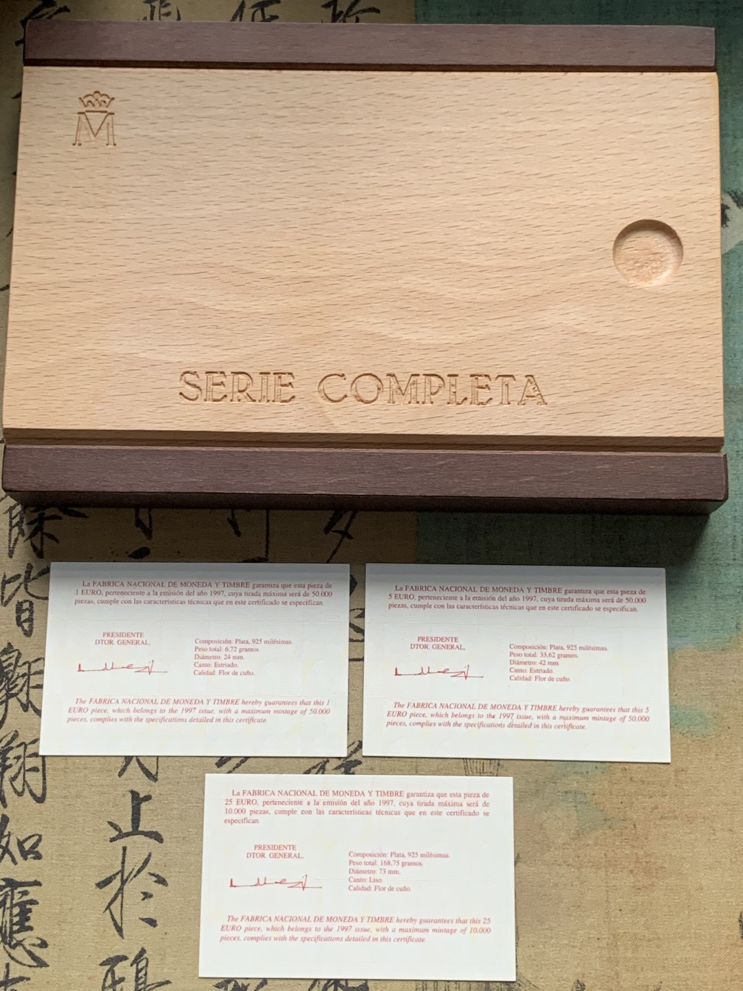 《竞宝斋》第102场-本周四 套币裸币专场（全场不限金额包邮） 原盒证书 西班牙 1998年 皇家卫队 1/5/25Euro精制大银币 6.72/33.62/168.75克 少的空位是大金币