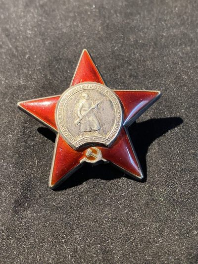 欢度国庆——号角文化七天假日大连拍第六场 - 苏联二战红星勋章 银制 缺转轮 品如图，带档案奖励卡 获得者为1945年4月易北河作战的炮兵 编号 1742020