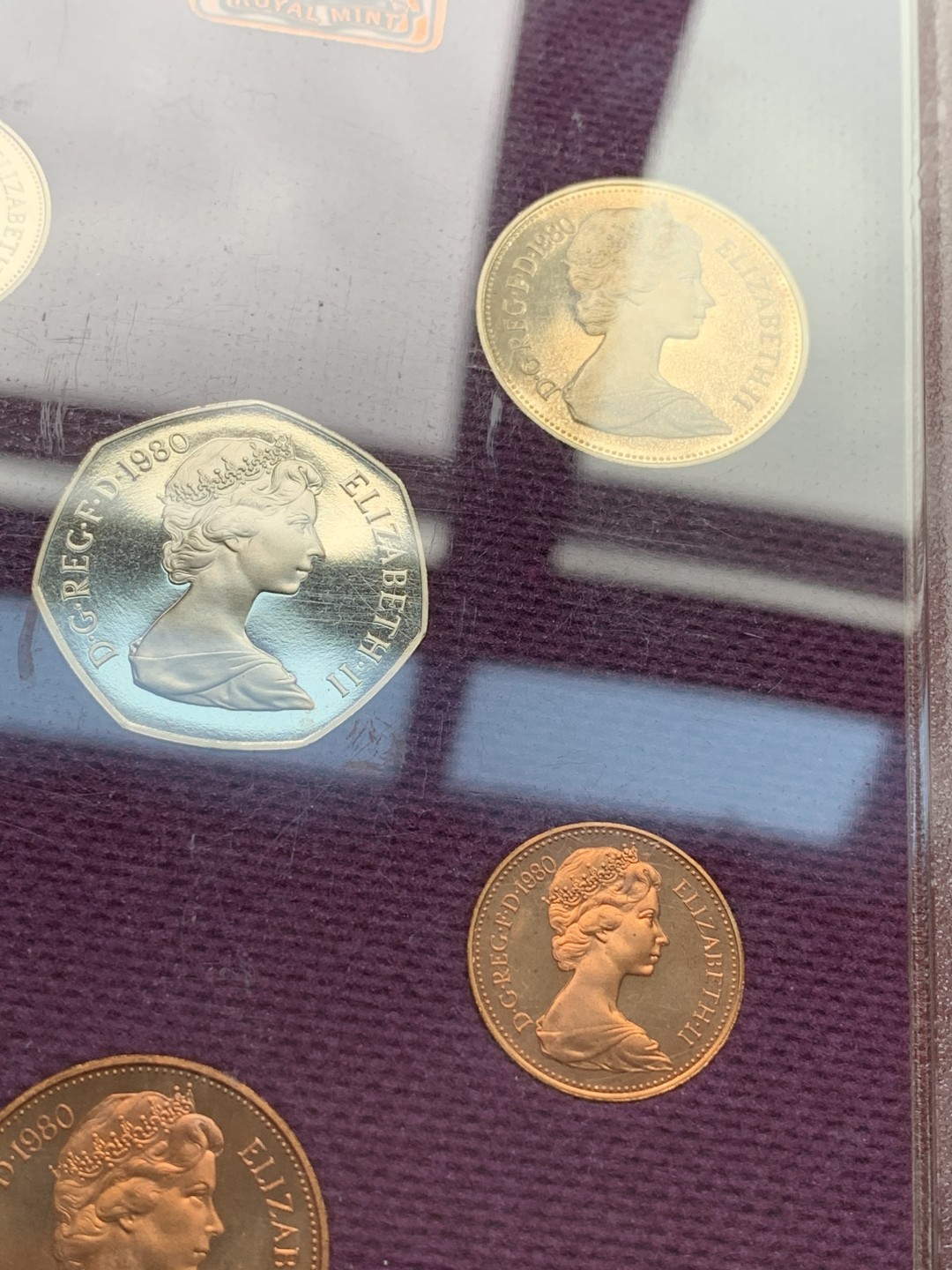 《竞宝斋》第102场-本周四 套币裸币专场（全场不限金额包邮） 英国 1980年 六枚套+一枚章 封装精制币 不同面值