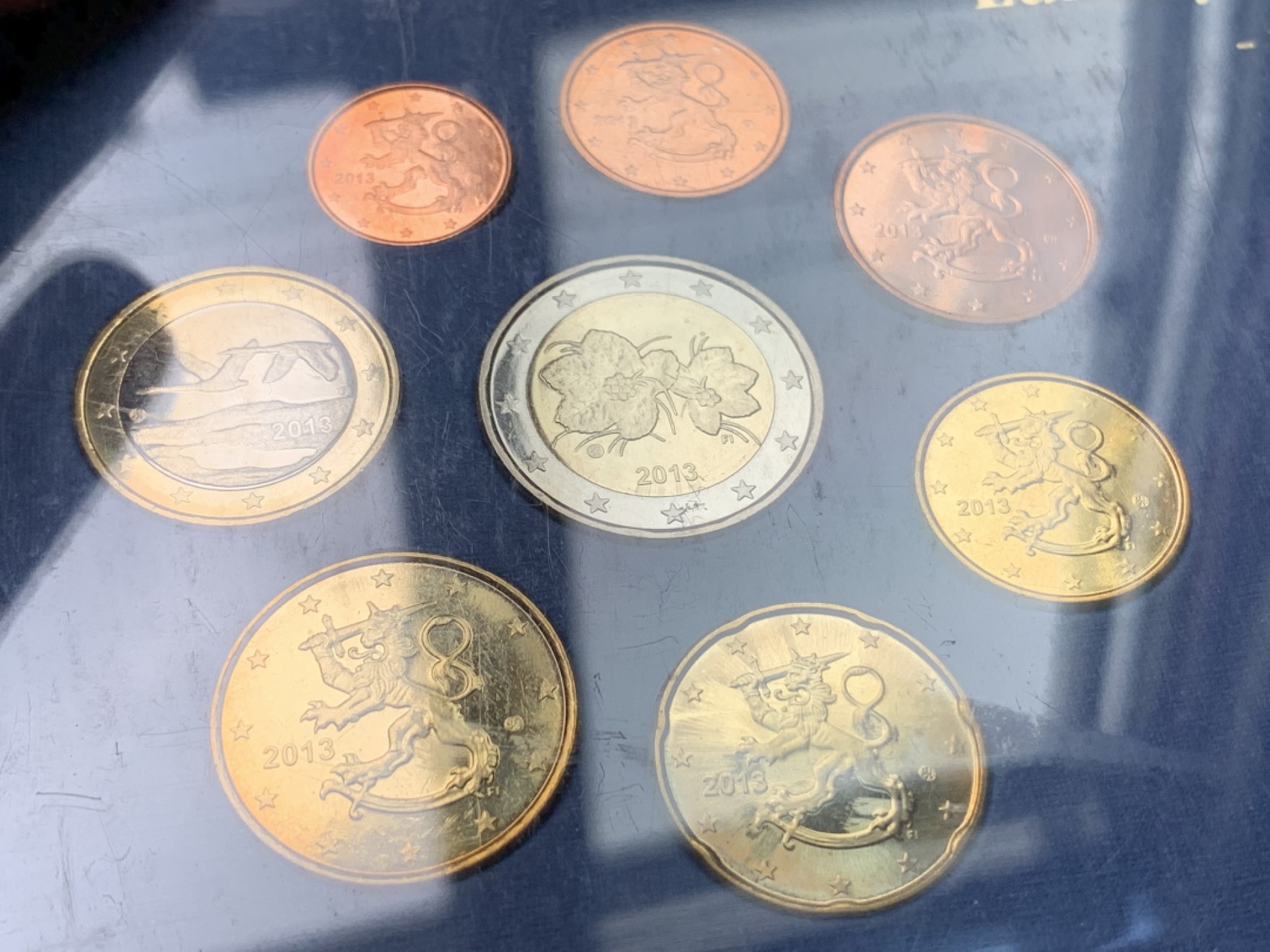 《竞宝斋》第102场-本周四 套币裸币专场（全场不限金额包邮） 芬兰2013年 欧元八枚套+一枚大章 都是BU品 塑料壳有细划