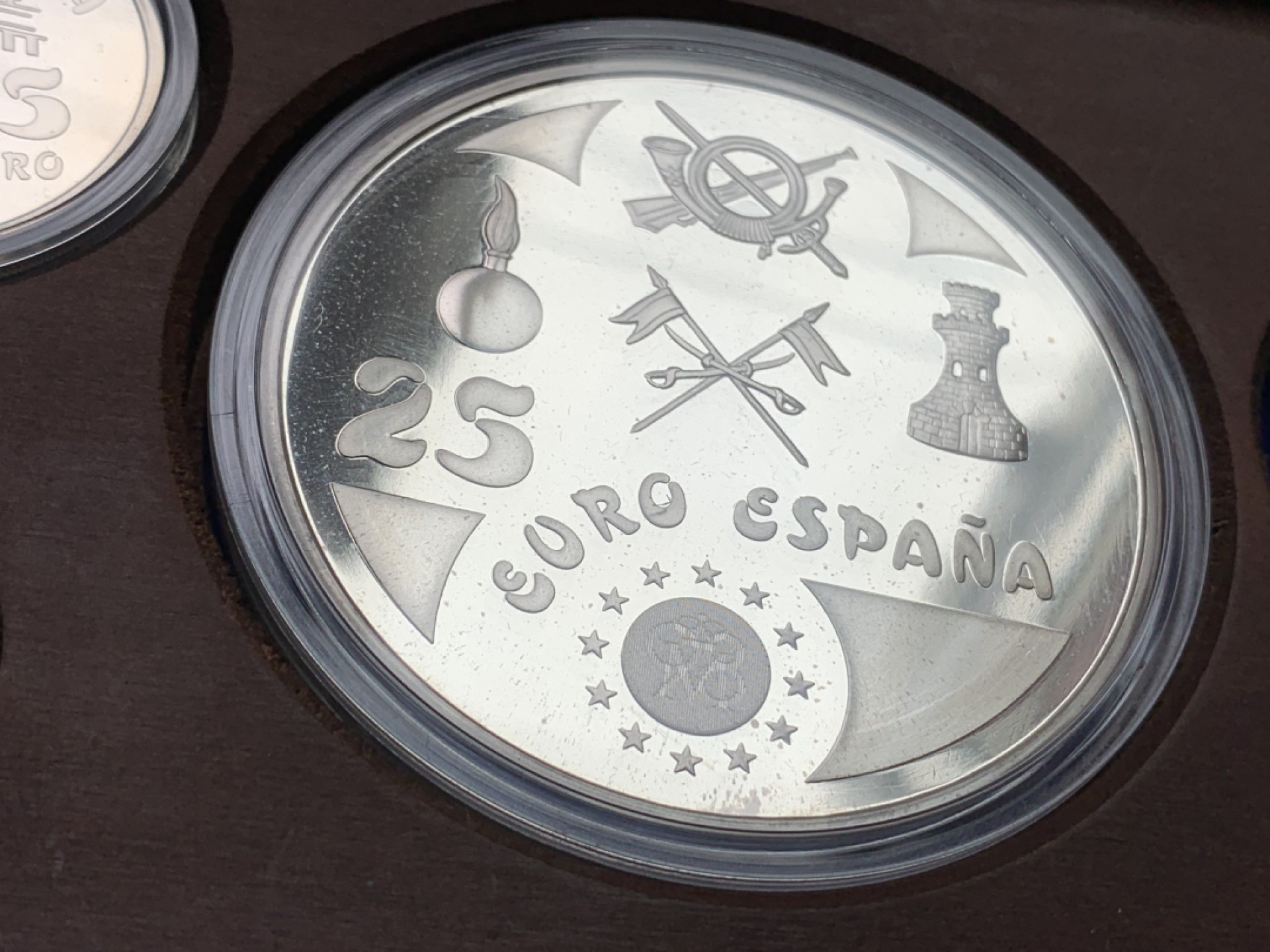 《竞宝斋》第102场-本周四 套币裸币专场（全场不限金额包邮） 原盒证书 西班牙 1998年 皇家卫队 1/5/25Euro精制大银币 6.72/33.62/168.75克 少的空位是大金币