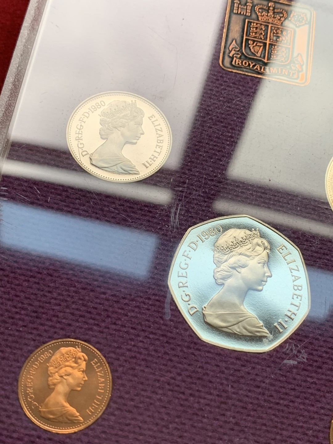 《竞宝斋》第102场-本周四 套币裸币专场（全场不限金额包邮） 英国 1980年 六枚套+一枚章 封装精制币 不同面值