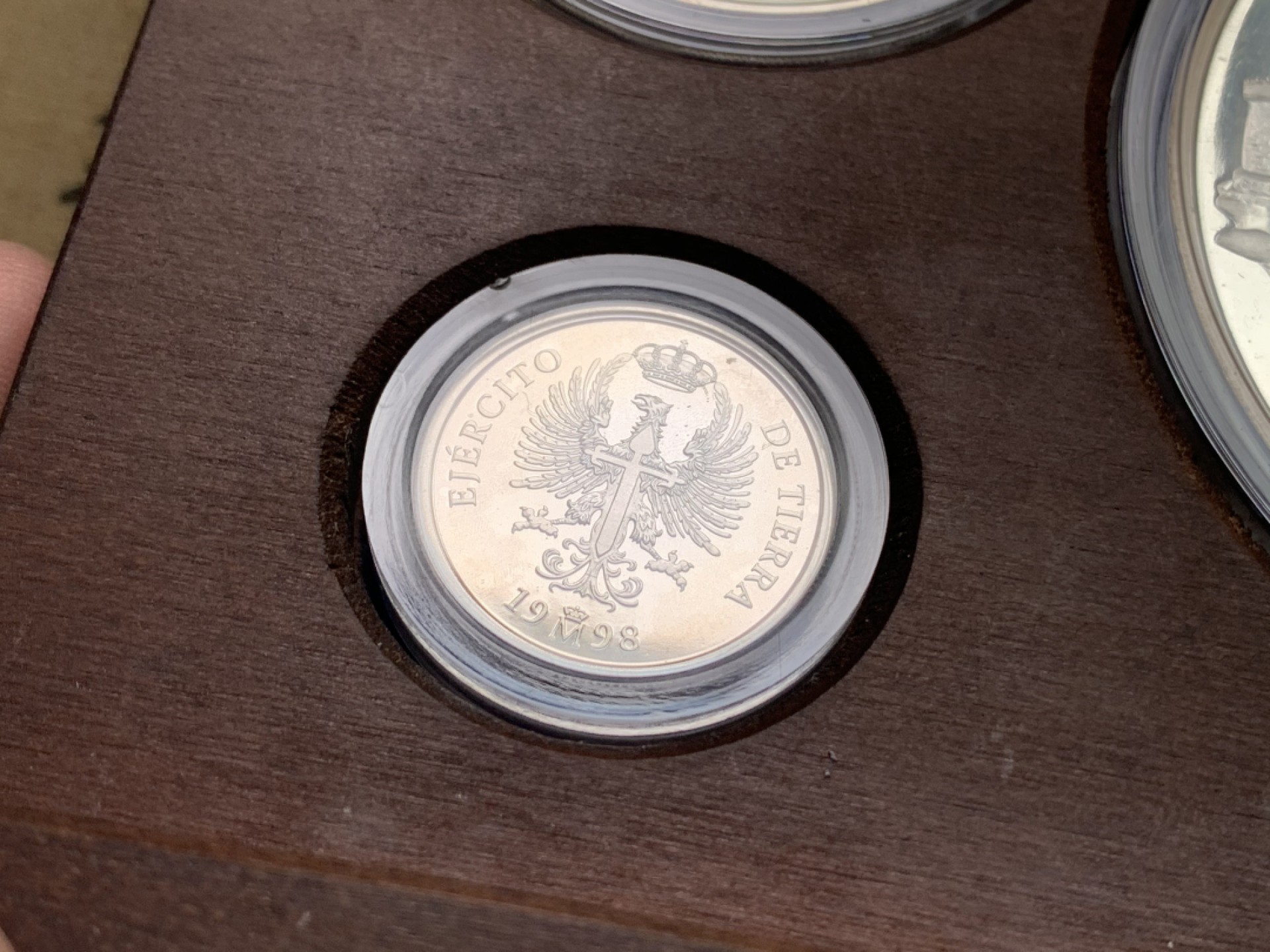 《竞宝斋》第102场-本周四 套币裸币专场（全场不限金额包邮） 原盒证书 西班牙 1998年 皇家卫队 1/5/25Euro精制大银币 6.72/33.62/168.75克 少的空位是大金币