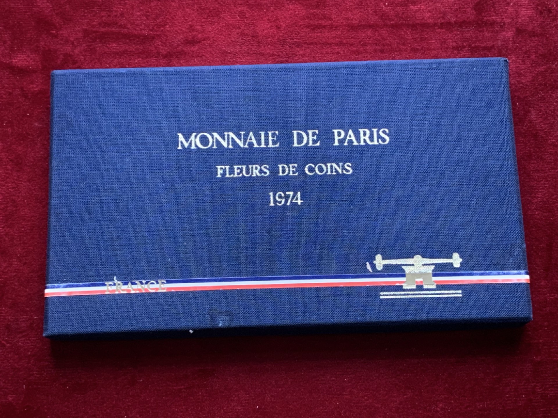 《竞宝斋》第102场-本周四 套币裸币专场（全场不限金额包邮） 原盒证书 法国1974年 封装九枚套 其中50法郎大力神是大银币 全套少见