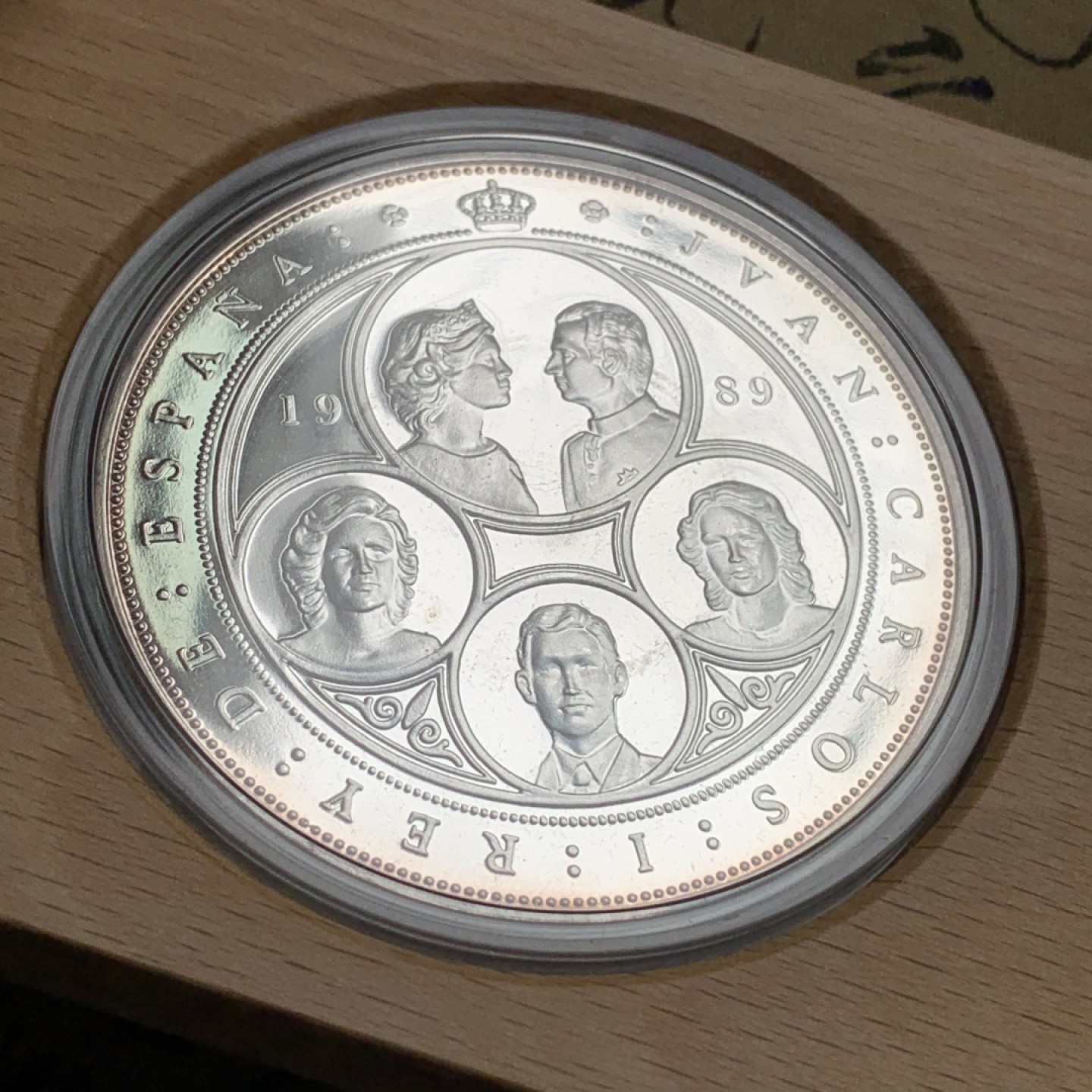 《竞宝斋》第102场-本周四 套币裸币专场（全场不限金额包邮） 木盒证书 西班牙1989年 波旁皇室全家福 10000比塞塔 168.75克 大银币