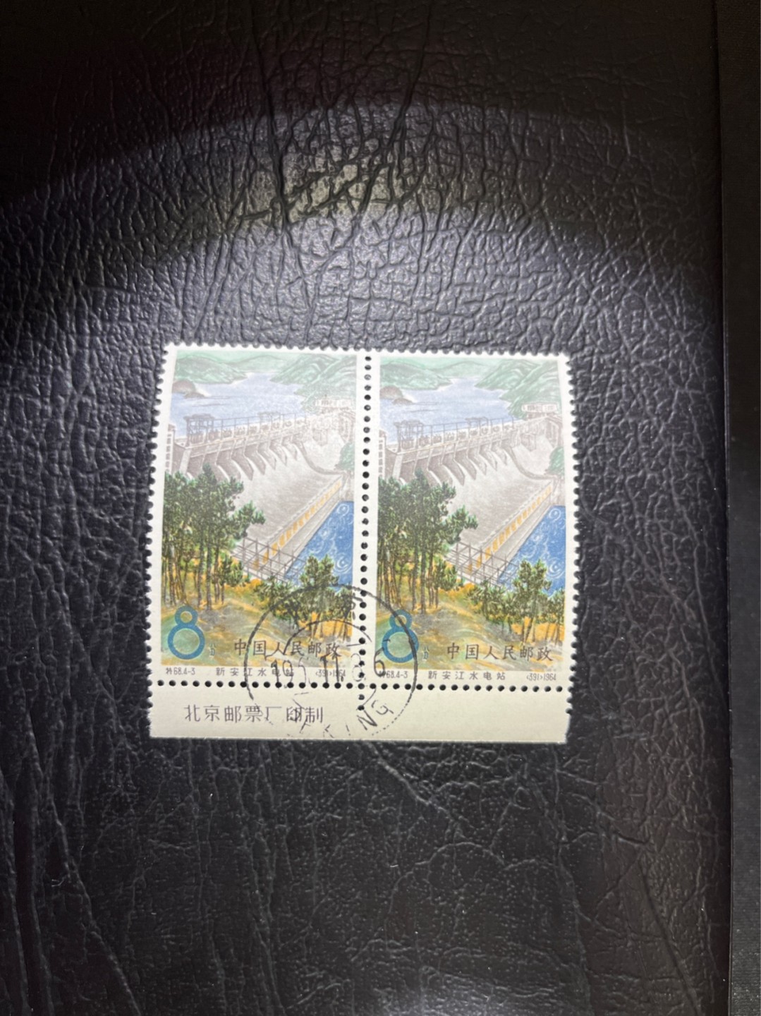 洪涛臻品 精选邮票限时拍卖第四十八期 特68新安江4-3盖销2连，厂名  三俗稀缺，版撕全品嘎嘎绝，背胶雪白。解放初的经典票，整版撕开，面艳胶白，票挺洁净，齿孔完美，收藏评级两相宜，且有高附加值边纸。老纪特的版票资源十分稀缺难寻，机会来临时必须抓住。   