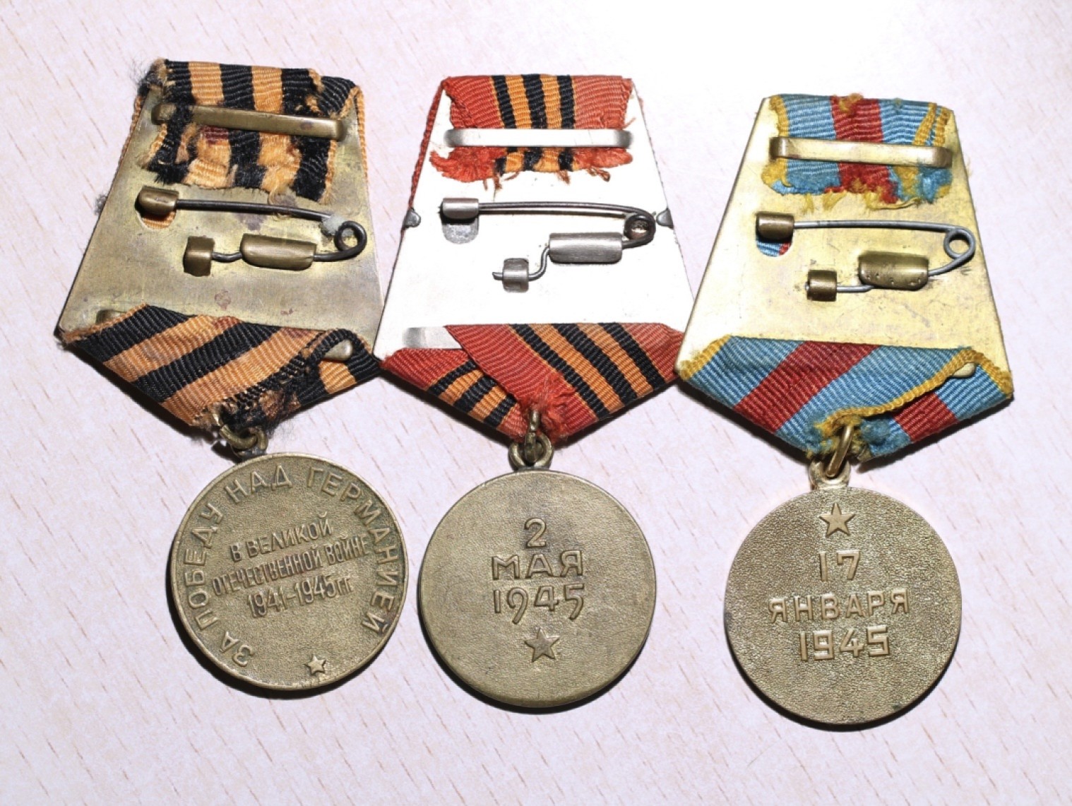 大猫徽章拍卖第204期  苏联红星套章 红星12点钟方向有剥皮 带奖励卡