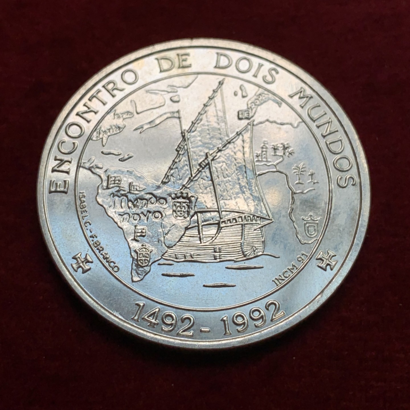 《竞宝斋》第102场-本周四 套币裸币专场（全场不限金额包邮） 葡萄牙1992年哥伦比达到美洲500周年1000埃斯库多克朗型纪念大银币Silver (.500) • 27 g • ⌀ 40 mm