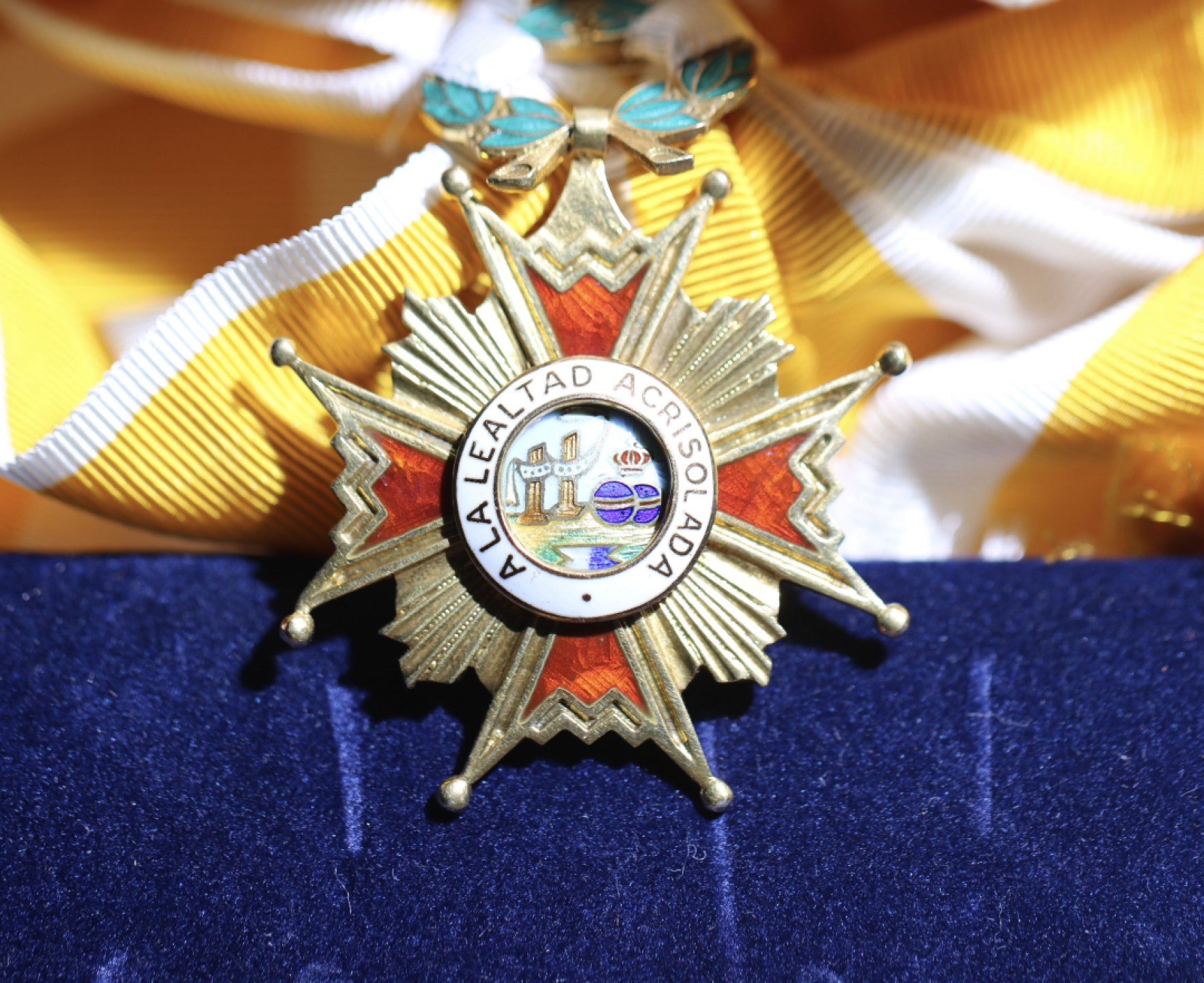 大猫徽章拍卖第204期  西班牙🇪🇸大十字级伊莎贝拉勋章 佛朗哥时期 原盒银质画珐琅 全品