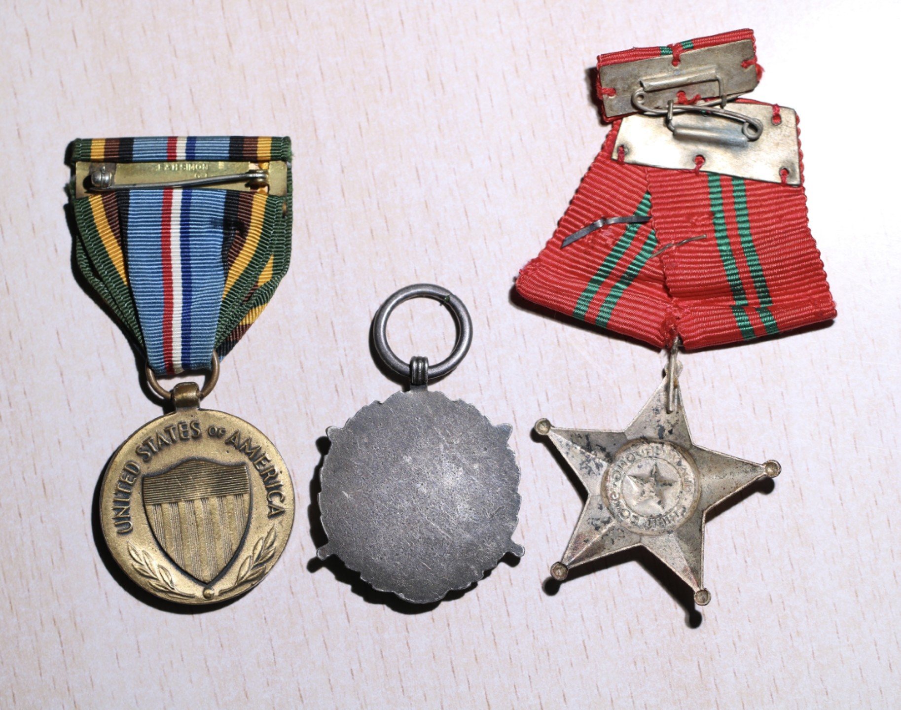 大猫徽章拍卖第204期  外章一组从左至右依次：美国武装力量远征奖章（铜）波兰银级为祖国服役奖章（银）越南战功勋章（银）