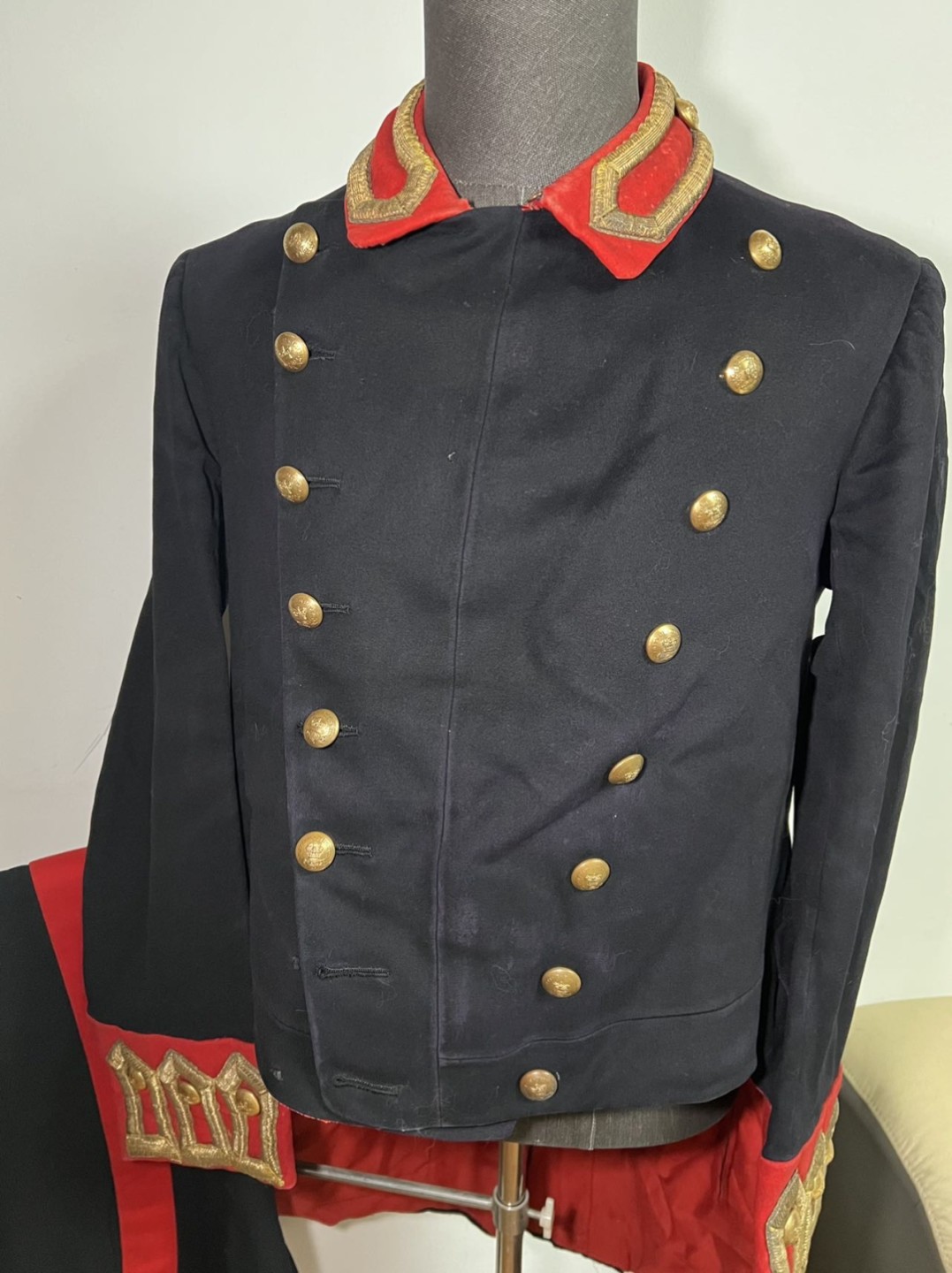 大猫徽章拍卖第204期  英国🇬🇧维多利亚时期礼服一套 具体使用方向不祥