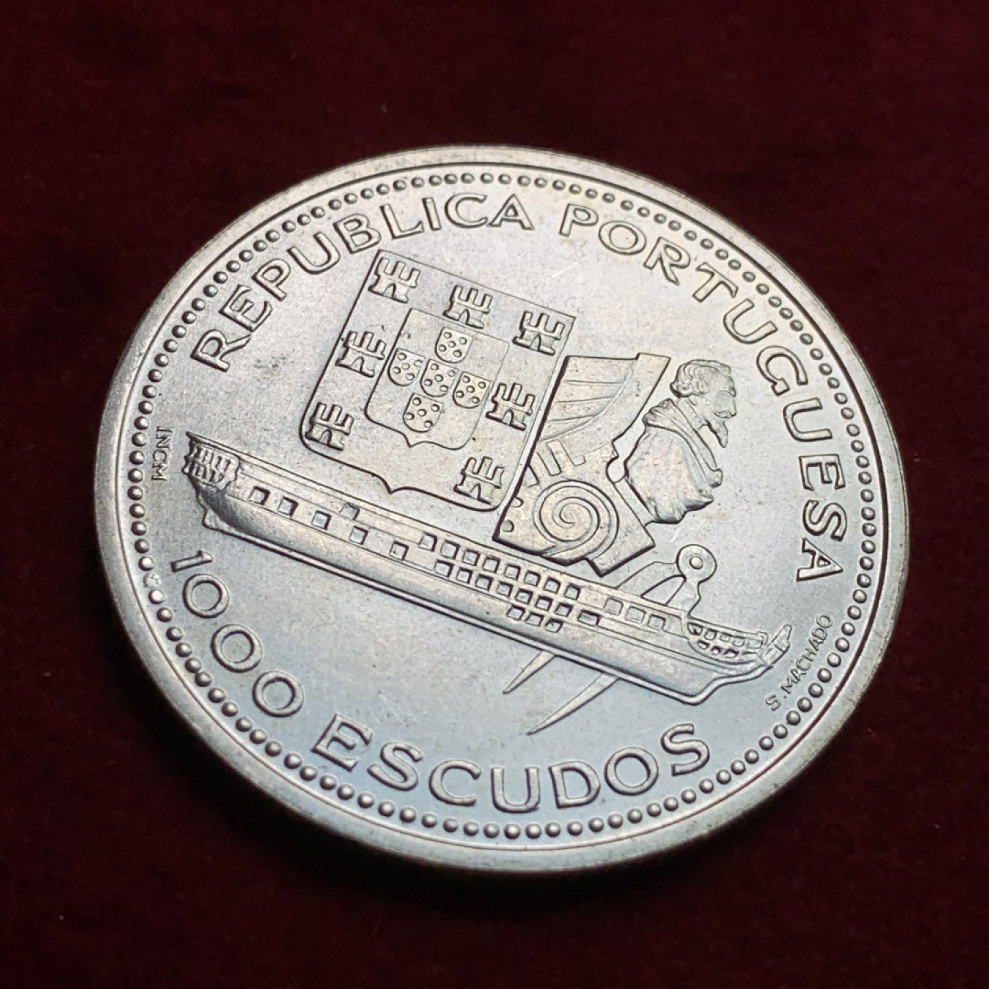 《竞宝斋》第102场-本周四 套币裸币专场（全场不限金额包邮） 葡萄牙1996年费尔南多二世护卫舰1000埃斯库多克朗型纪念大银币 Silver (.500) • 28 g • ⌀ 40.00 mm