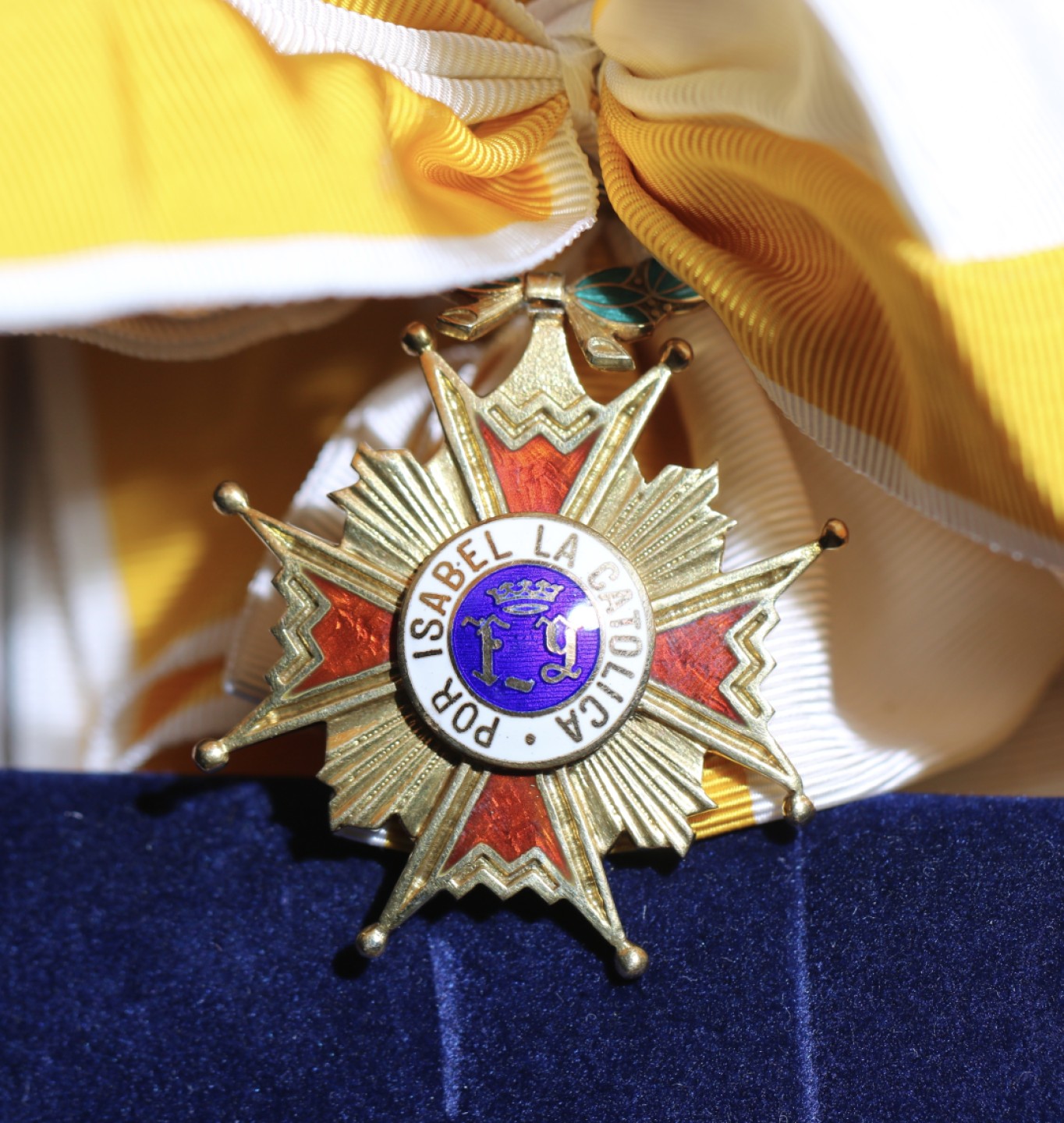 大猫徽章拍卖第204期  西班牙🇪🇸大十字级伊莎贝拉勋章 佛朗哥时期 原盒银质画珐琅 全品