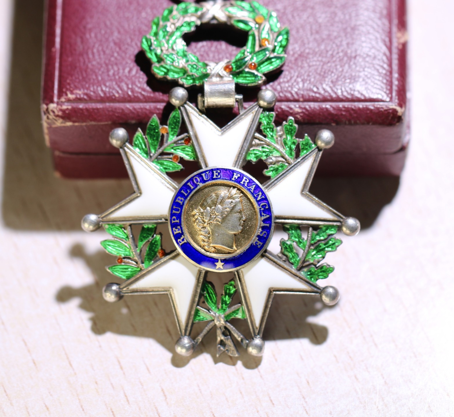 大猫徽章拍卖第204期  原盒荣誉军团勋章 骑士级 四共 宽边定制版 银质全品