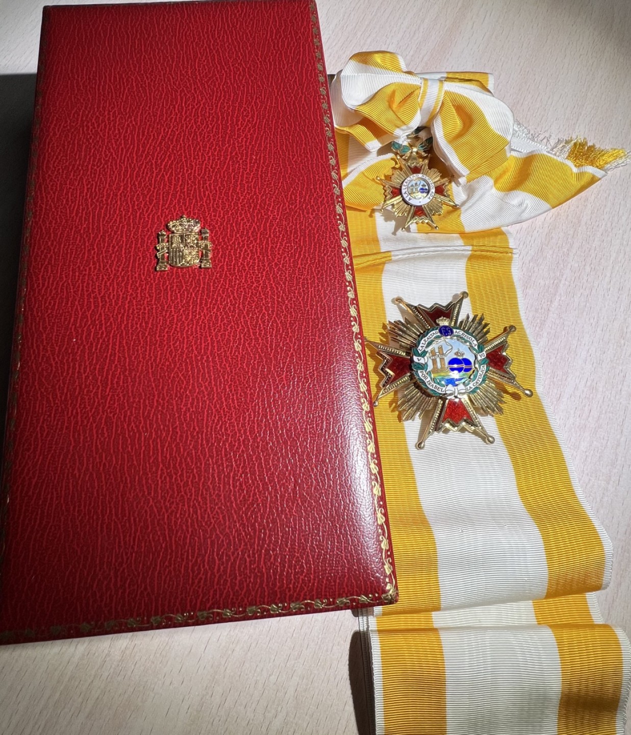 大猫徽章拍卖第204期  西班牙🇪🇸大十字级伊莎贝拉勋章 佛朗哥时期 原盒银质画珐琅 全品