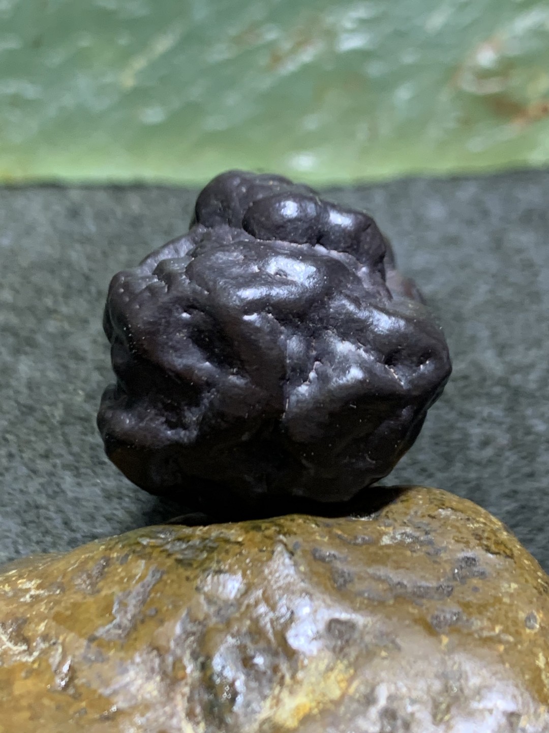 精美罕见外蒙戈壁黑金刚原石一块，