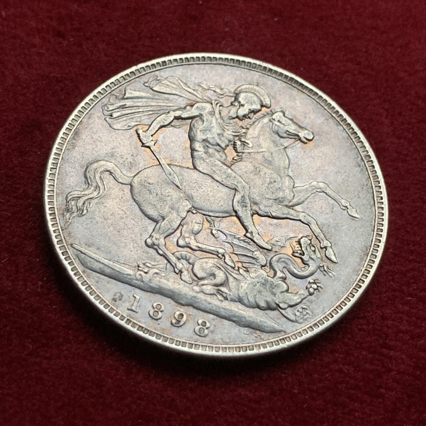 《竞宝斋》第102场-本周四 套币裸币专场（全场不限金额包邮） 英国1898年LXII 维多利亚披纱马剑 1克朗大银币 老包浆很漂亮