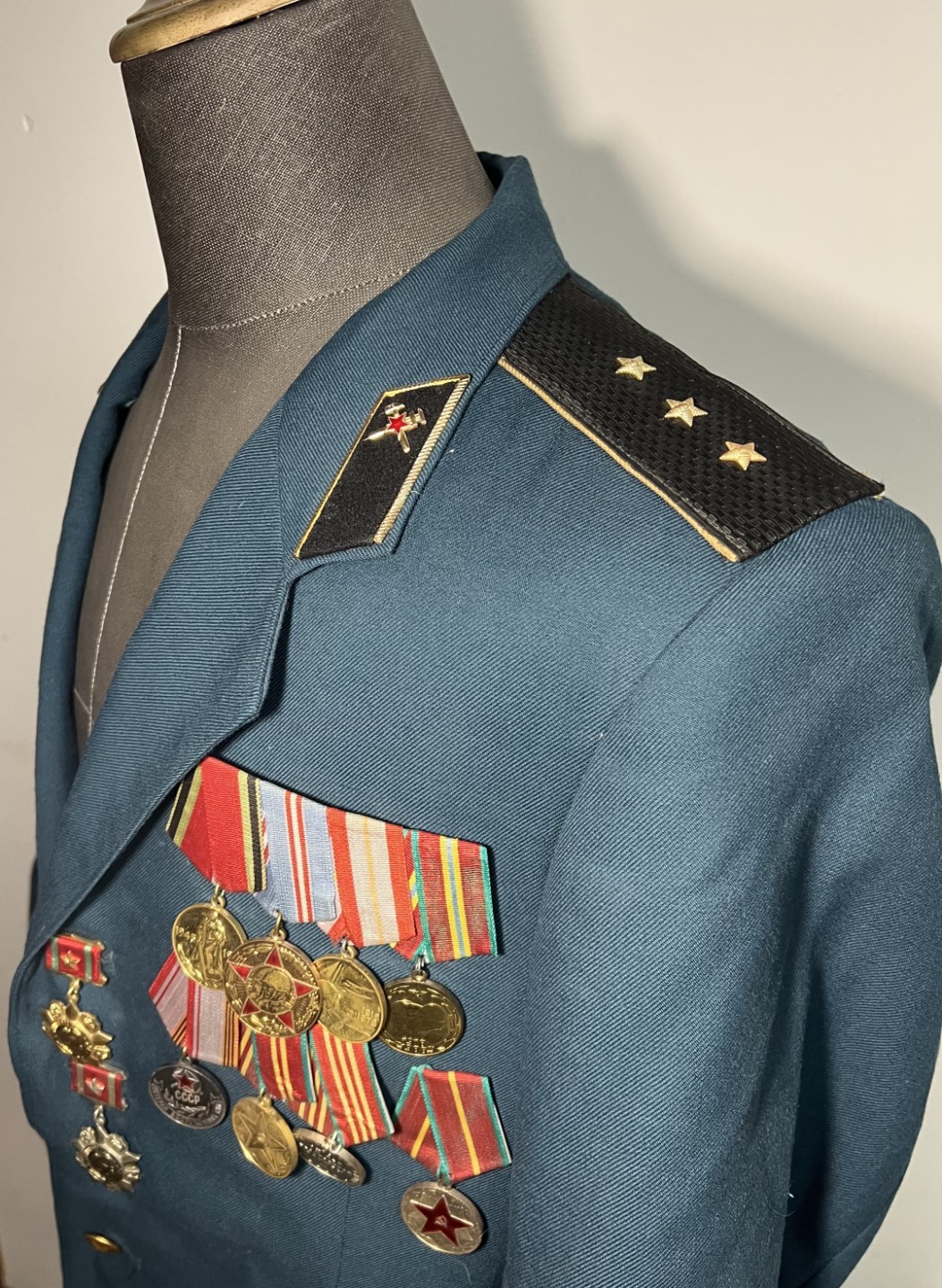 大猫徽章拍卖第204期  苏联M69测绘兵高级准尉礼服 配肩章领带 及一生所获勋奖章