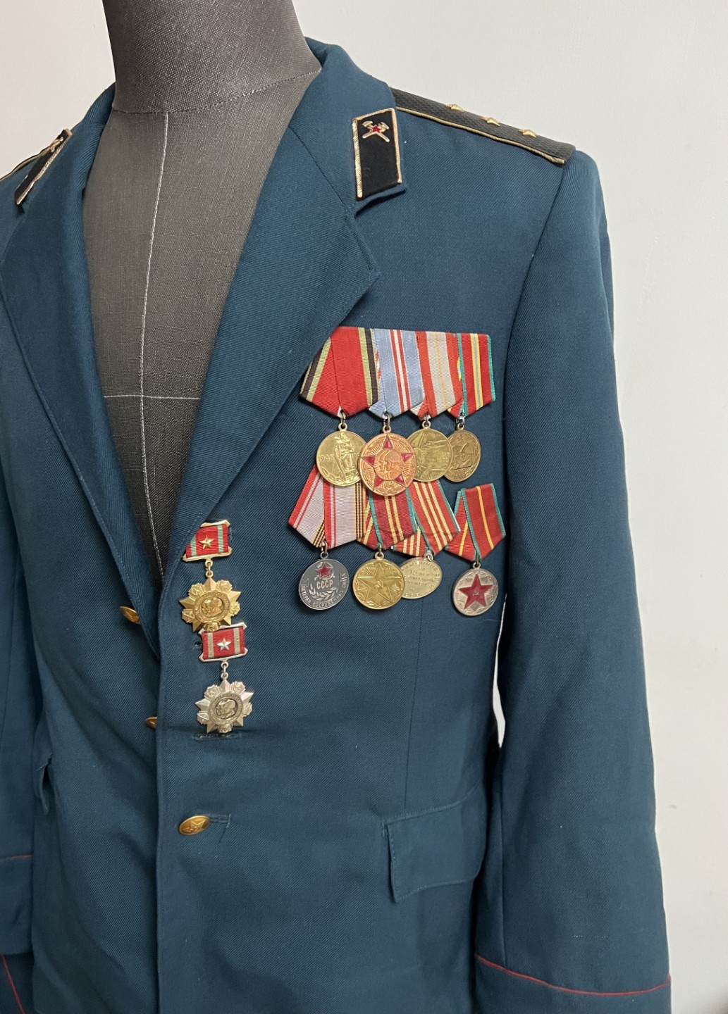 大猫徽章拍卖第204期  苏联M69测绘兵高级准尉礼服 配肩章领带 及一生所获勋奖章
