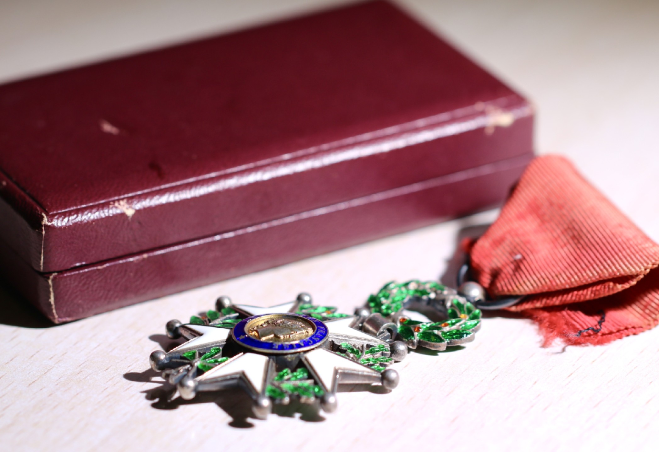 大猫徽章拍卖第204期  原盒荣誉军团勋章 骑士级 四共 宽边定制版 银质全品