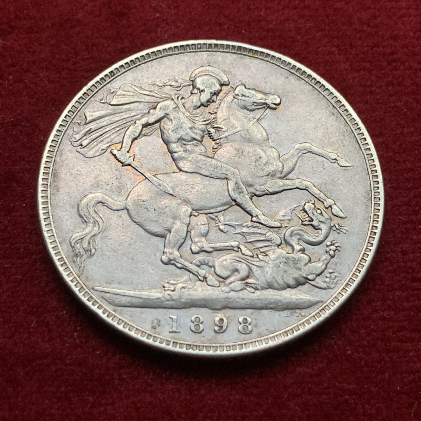 《竞宝斋》第102场-本周四 套币裸币专场（全场不限金额包邮） 英国1898年LXII 维多利亚披纱马剑 1克朗大银币 老包浆很漂亮