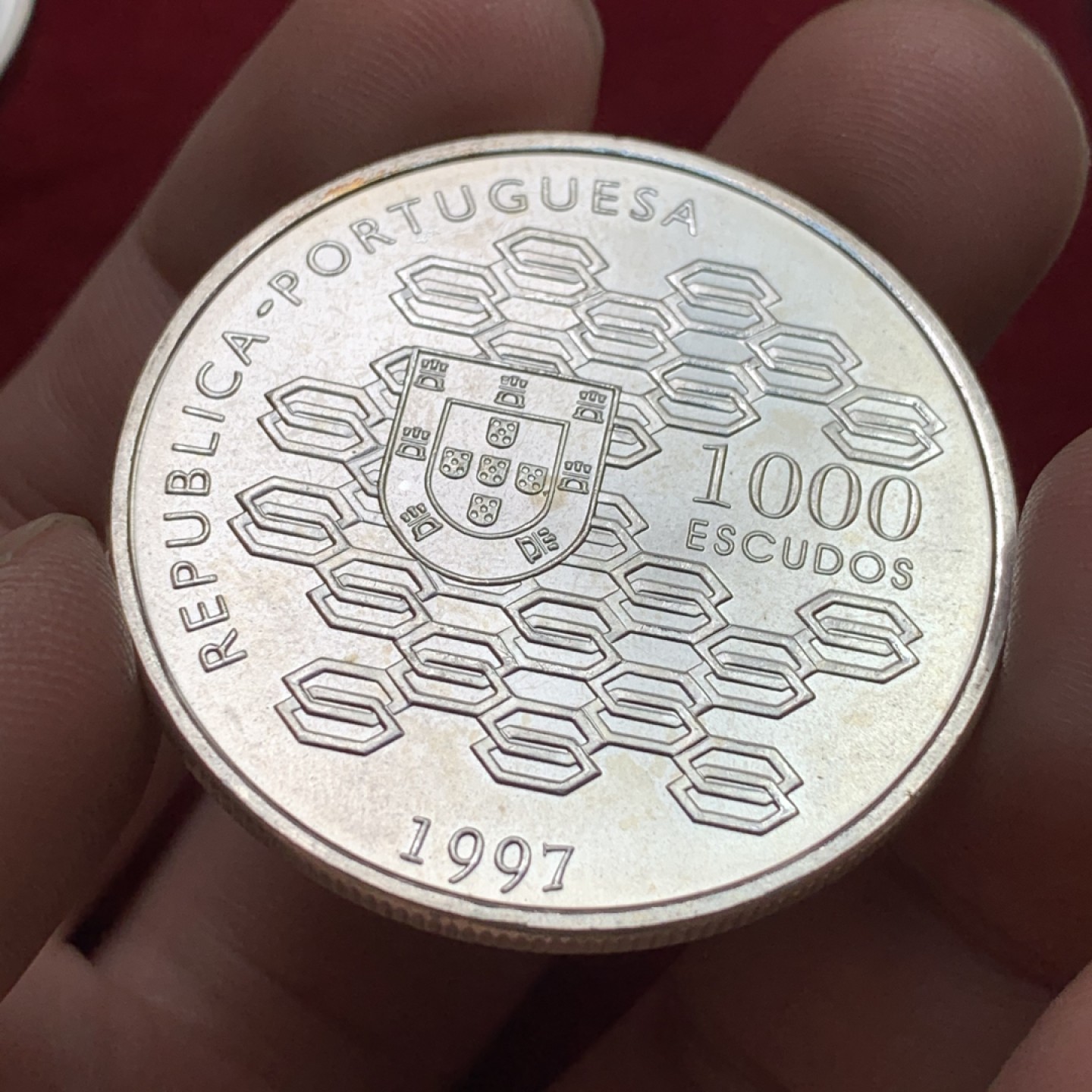《竞宝斋》第102场-本周四 套币裸币专场（全场不限金额包邮） 葡萄牙1997年公共信用体系成立1000埃斯库多克朗型纪念大银币 Silver (.500) • 27 g • ⌀ 40 mm