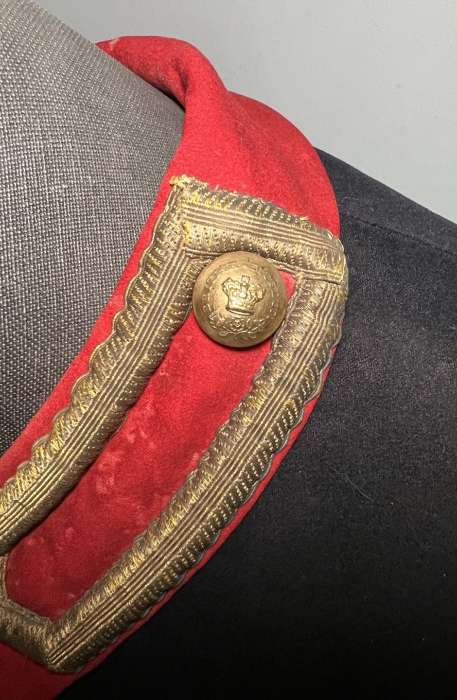 大猫徽章拍卖第204期  英国🇬🇧维多利亚时期礼服一套 具体使用方向不祥