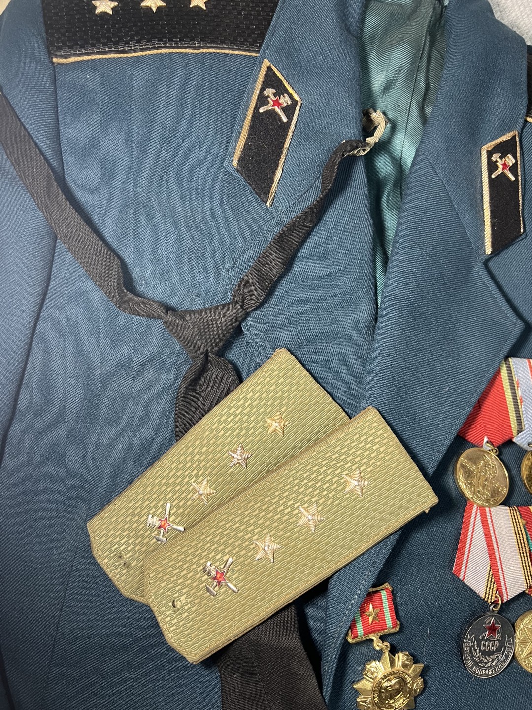 大猫徽章拍卖第204期  苏联M69测绘兵高级准尉礼服 配肩章领带 及一生所获勋奖章