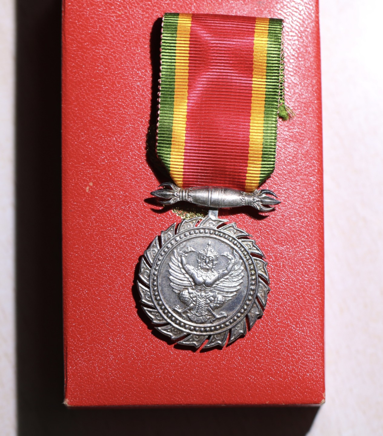 大猫徽章拍卖第204期  泰国公务员服务25周年纪念章 原盒银质