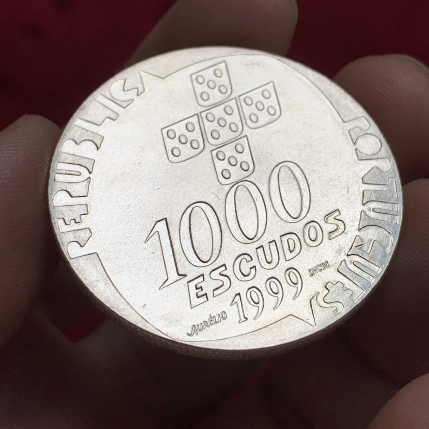 《竞宝斋》第102场-本周四 套币裸币专场（全场不限金额包邮） 葡萄牙1999年康乃馨革命25周年纪念1000埃斯库多克朗型纪念大银币 Silver (.500) • 27 g • ⌀ 40.1 mm