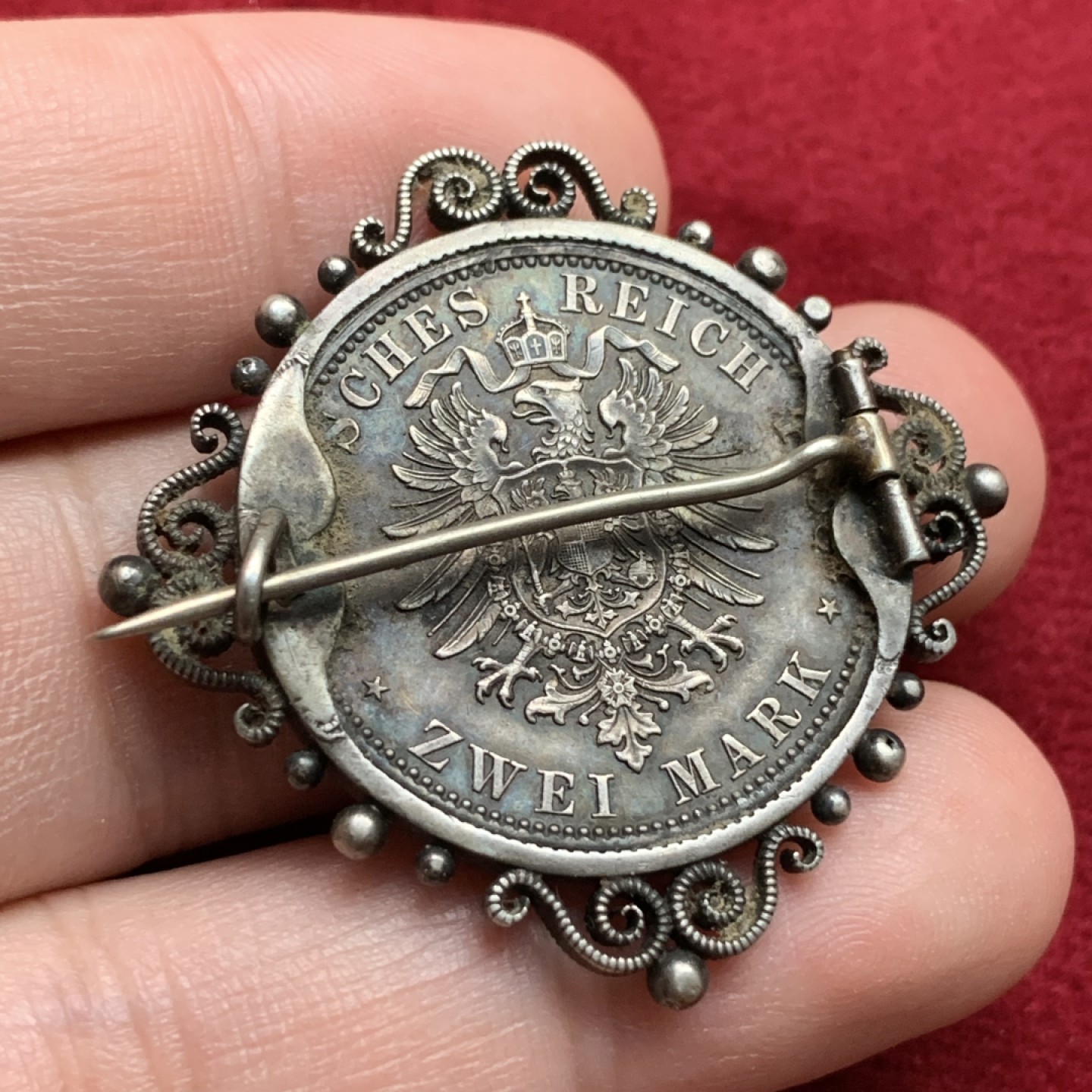 《竞宝斋》第102场-本周四 套币裸币专场（全场不限金额包邮） 德国1888年三皇之年2马克银币 黑包浆做成胸针 少见