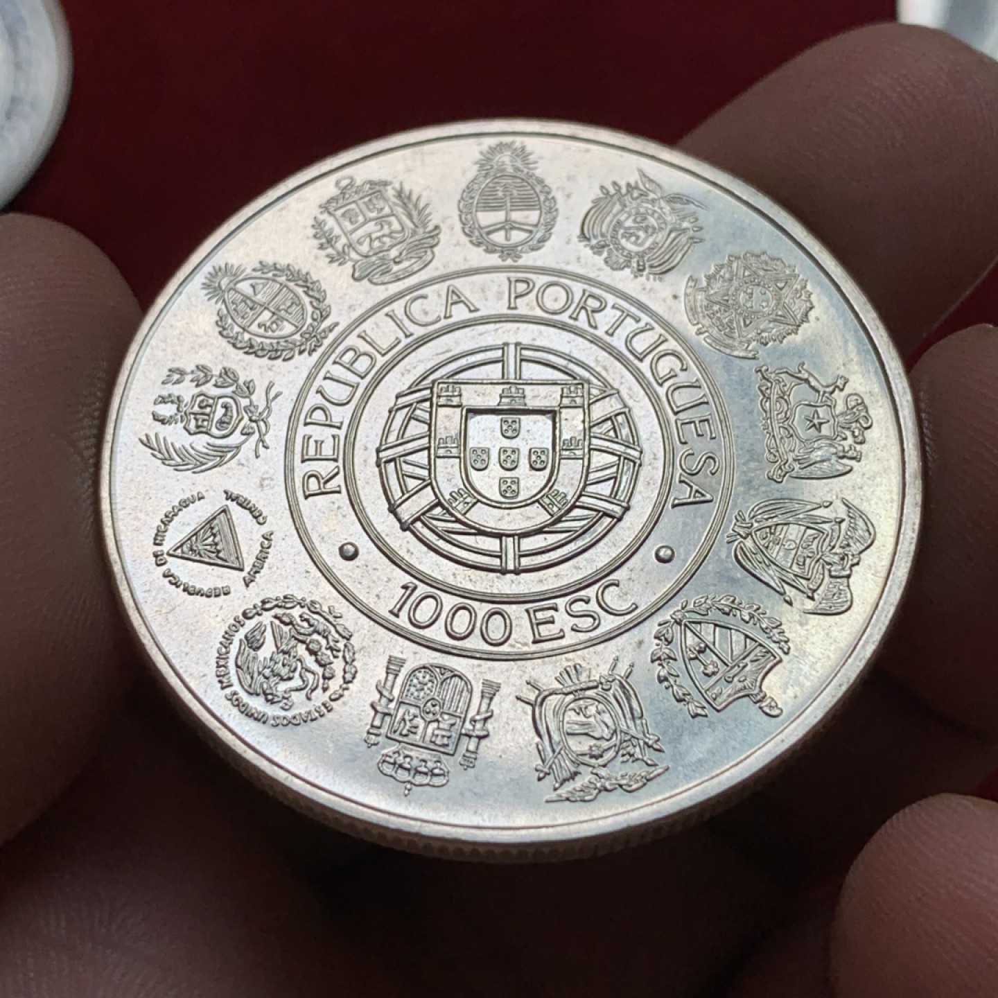 《竞宝斋》第102场-本周四 套币裸币专场（全场不限金额包邮） 葡萄牙1992年哥伦比达到美洲500周年1000埃斯库多克朗型纪念大银币Silver (.500) • 27 g • ⌀ 40 mm