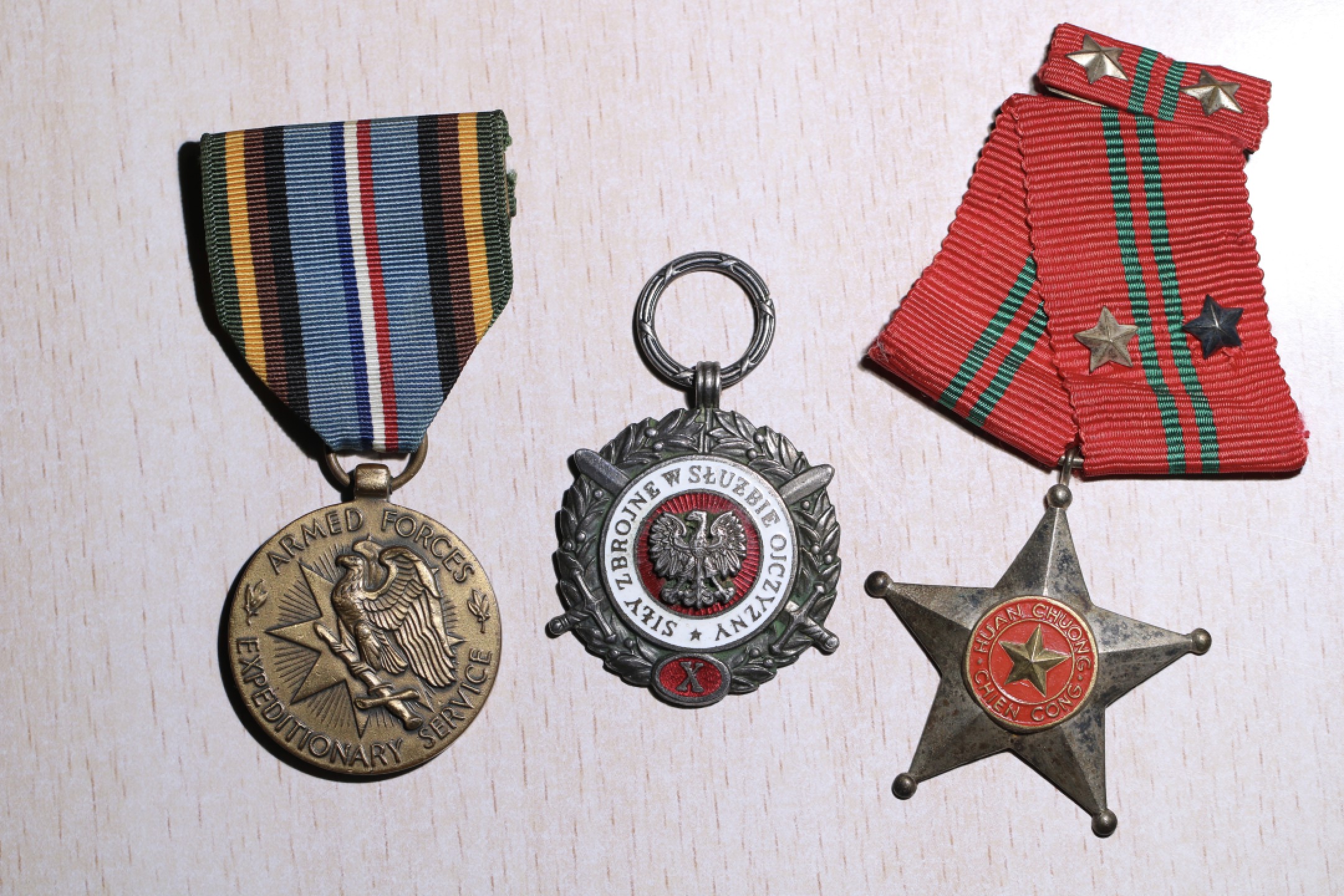 大猫徽章拍卖第204期  外章一组从左至右依次：美国武装力量远征奖章（铜）波兰银级为祖国服役奖章（银）越南战功勋章（银）