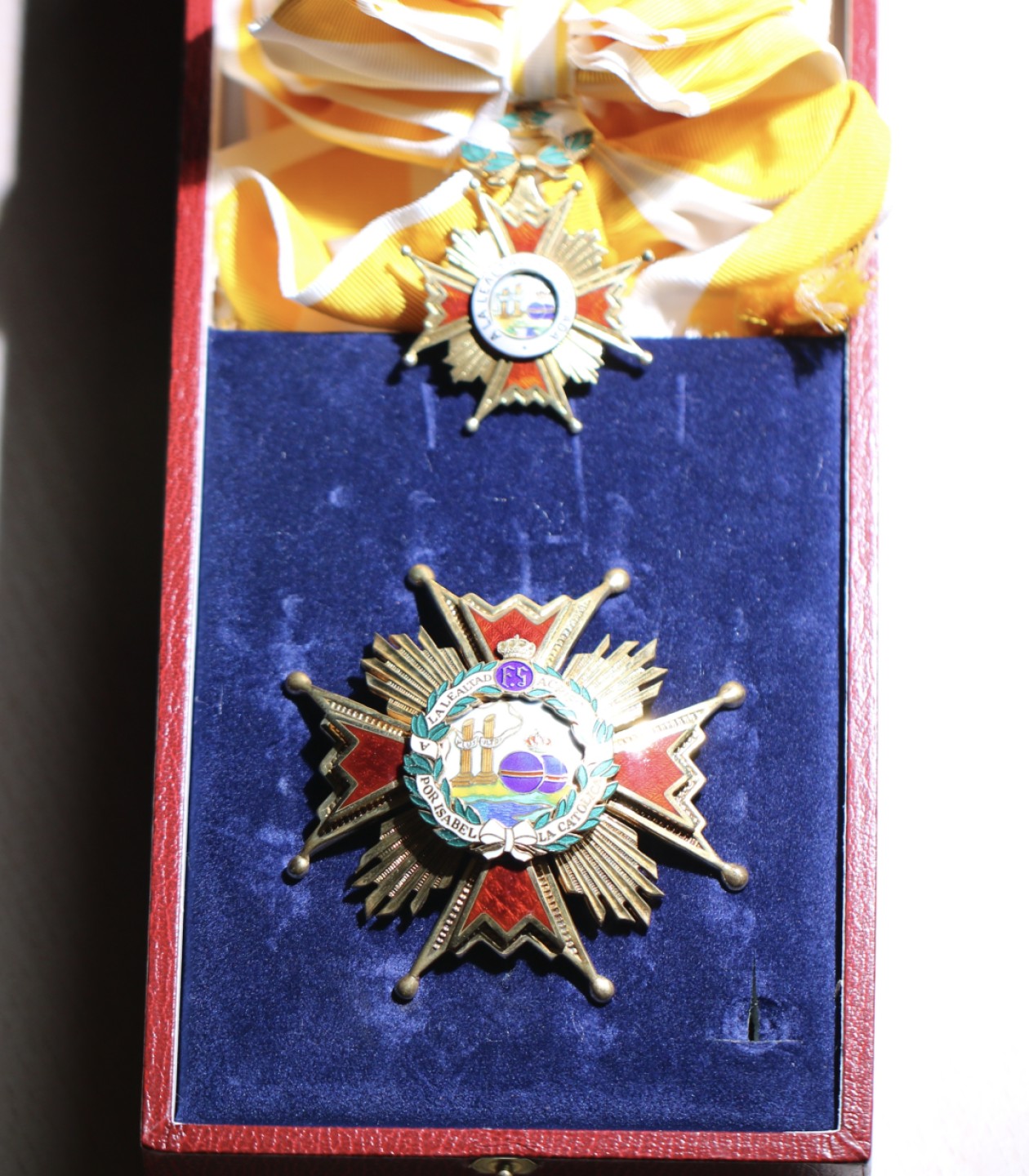 大猫徽章拍卖第204期  西班牙🇪🇸大十字级伊莎贝拉勋章 佛朗哥时期 原盒银质画珐琅 全品