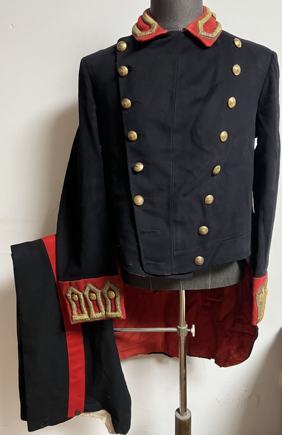 大猫徽章拍卖第204期  英国🇬🇧维多利亚时期礼服一套 具体使用方向不祥