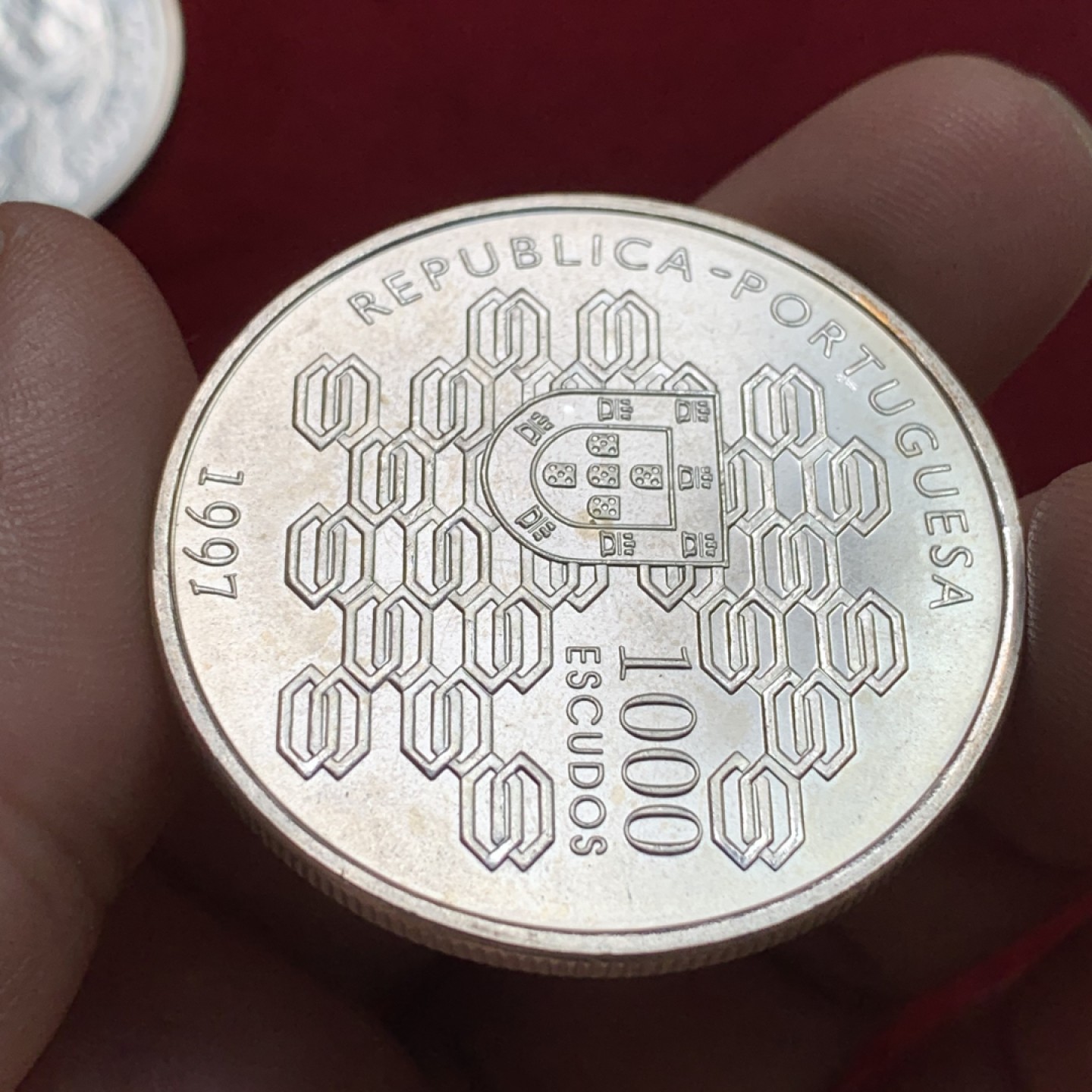 《竞宝斋》第102场-本周四 套币裸币专场（全场不限金额包邮） 葡萄牙1997年公共信用体系成立1000埃斯库多克朗型纪念大银币 Silver (.500) • 27 g • ⌀ 40 mm