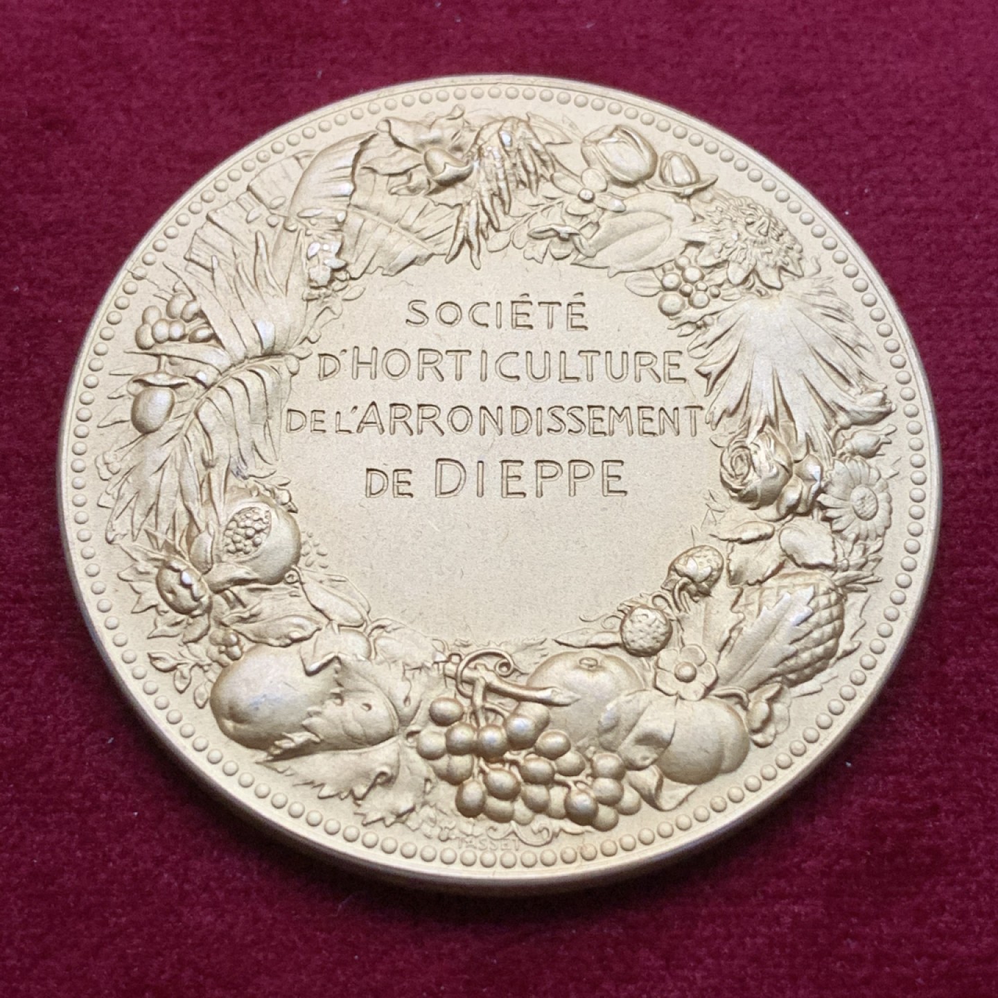 《竞宝斋》第102场-本周四 套币裸币专场（全场不限金额包邮） 法国迪耶普 十九世纪初 三个天使植树 镀金银章 62.7克