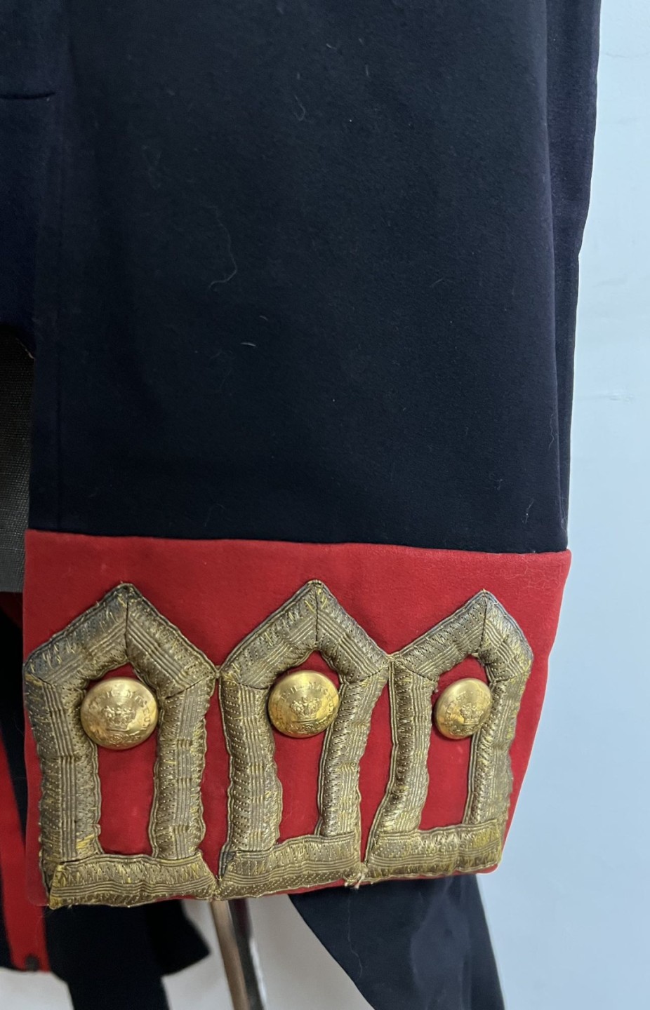 大猫徽章拍卖第204期  英国🇬🇧维多利亚时期礼服一套 具体使用方向不祥