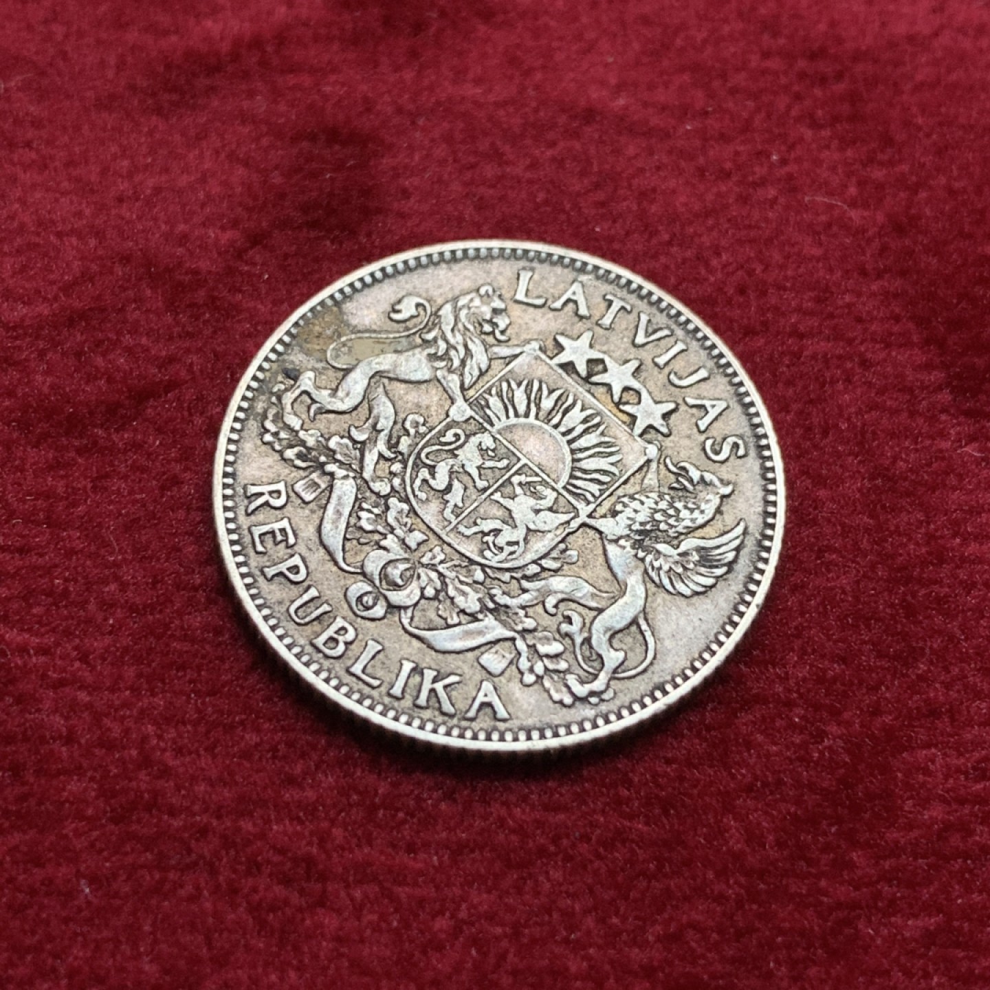 《竞宝斋》第102场-本周四 套币裸币专场（全场不限金额包邮） 拉脱维亚 1924年 1拉特 银币 原味包浆 状态不错