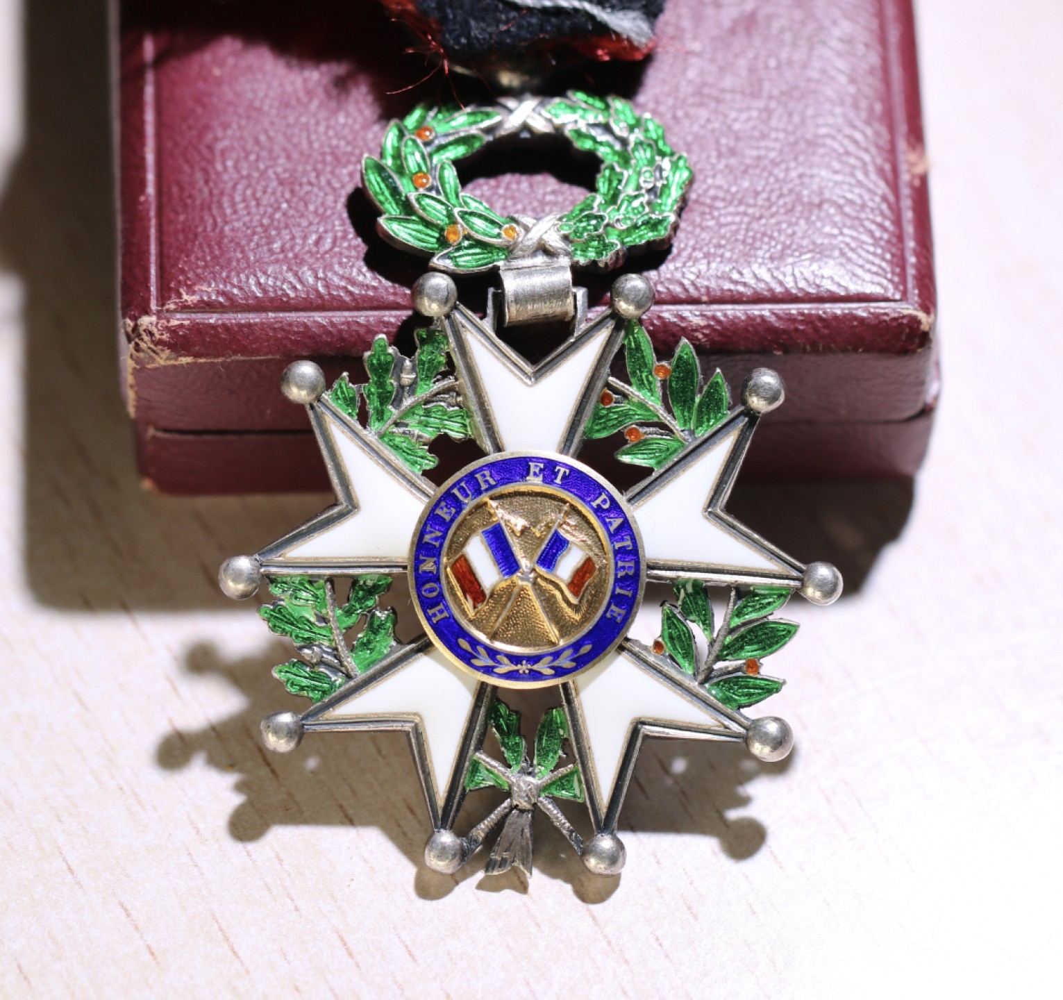 大猫徽章拍卖第204期  原盒荣誉军团勋章 骑士级 四共 宽边定制版 银质全品