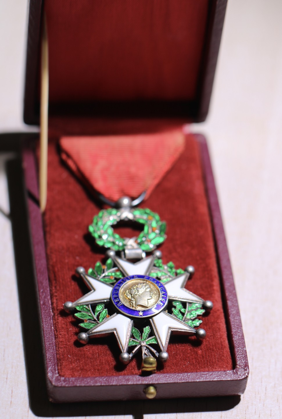 大猫徽章拍卖第204期  原盒荣誉军团勋章 骑士级 四共 宽边定制版 银质全品